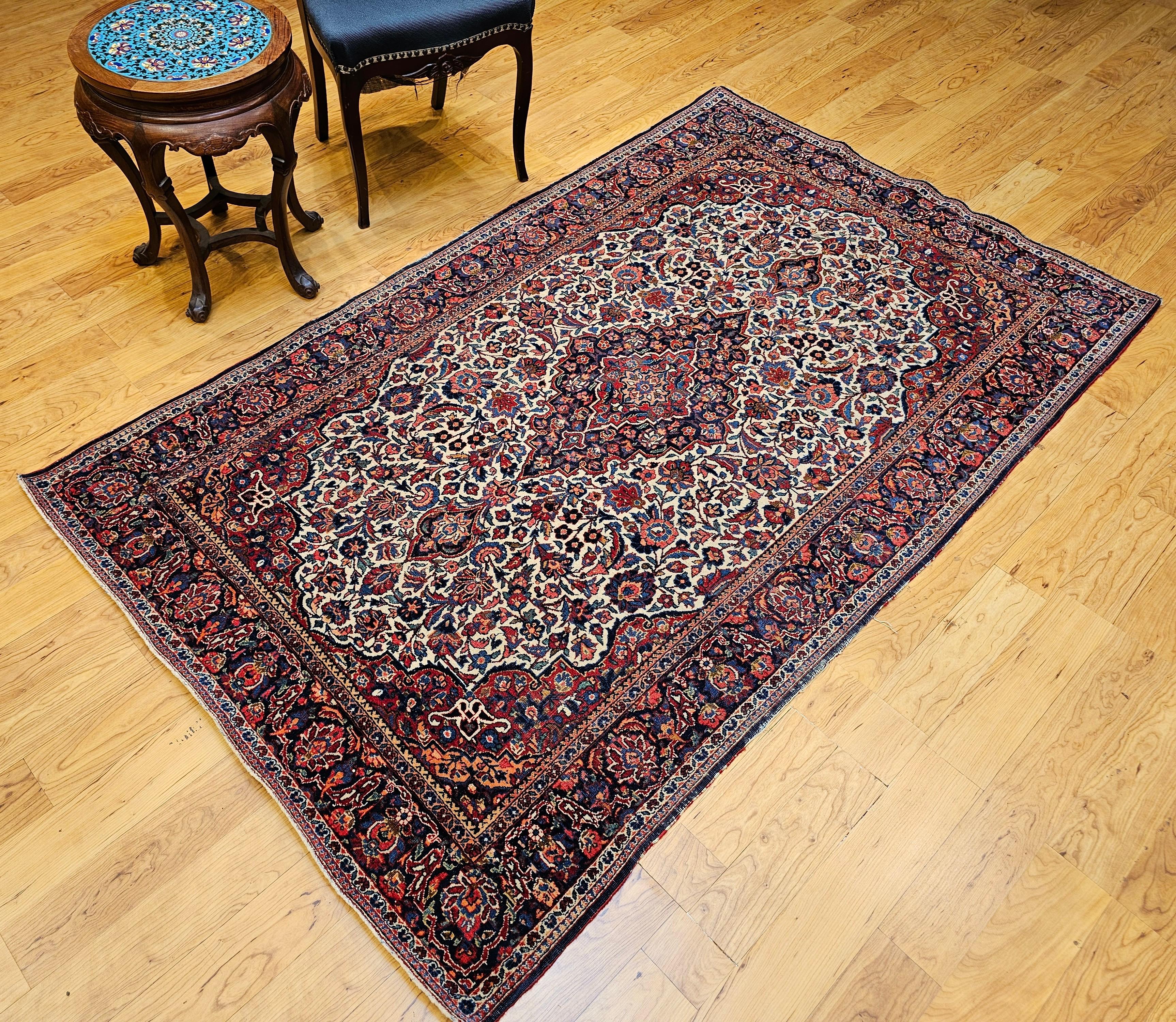 Tapis persan Kashan du début du XXe siècle en ivoire, bleu marine, rouge, vert et rose en vente 12