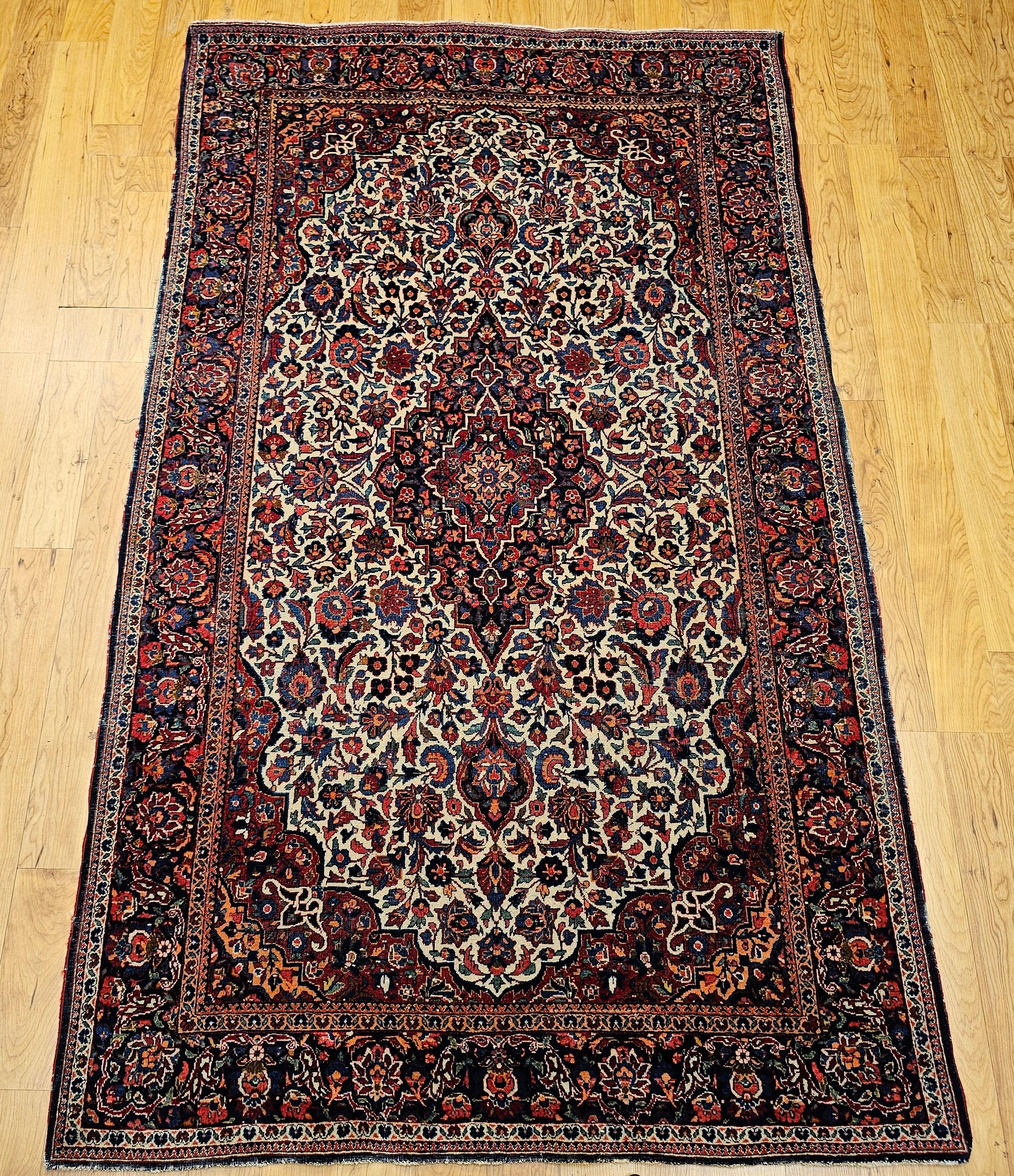 Tapis persan Kashan tissé à la main au début des années 1900. Il présente un motif floral sur un fond ivoire, une couleur rare et très recherchée.   Le design classique et la qualité lumineuse et résistante de la laine de ce remarquable tapis persan