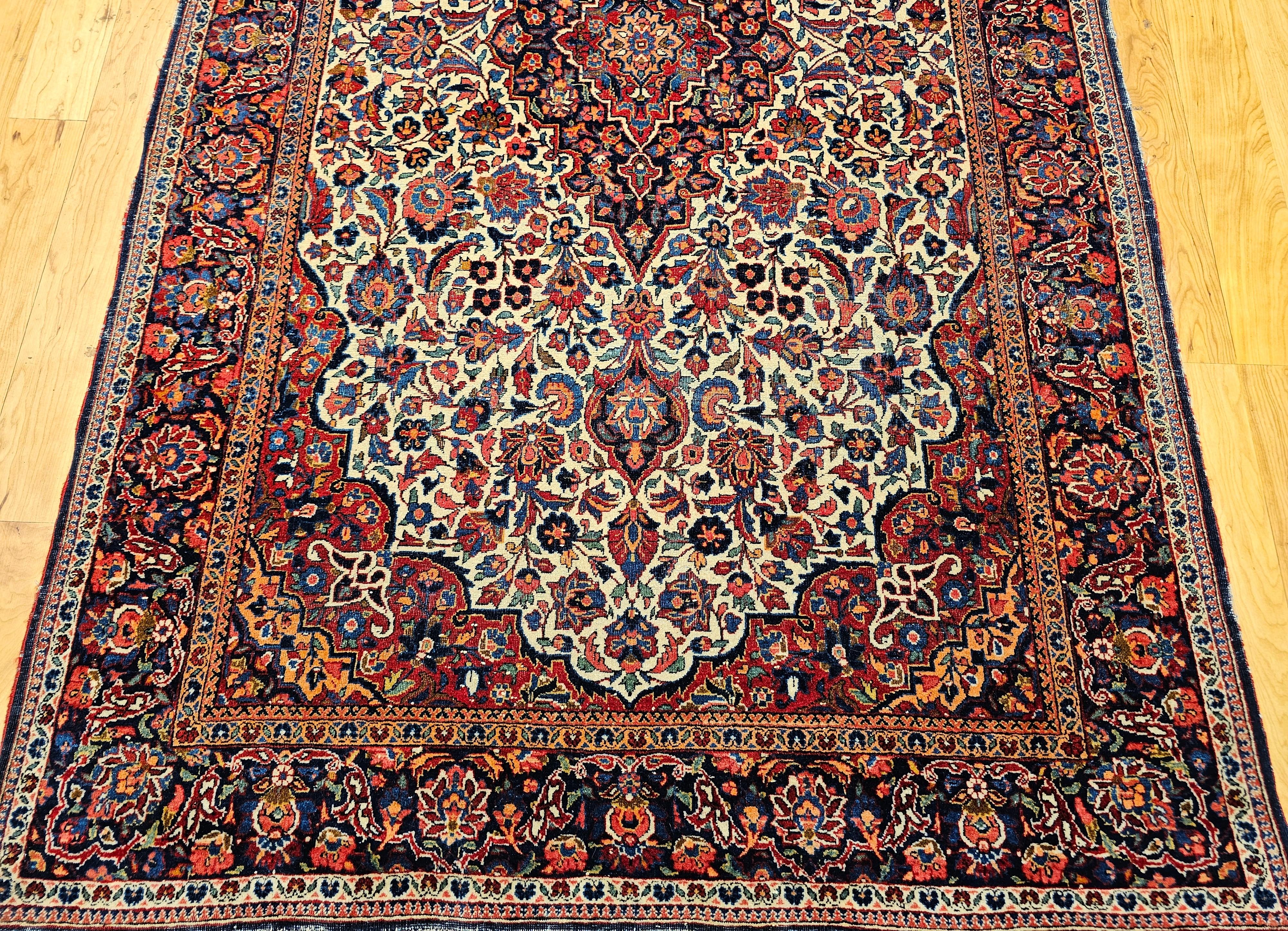 Tapis persan Kashan du début du XXe siècle en ivoire, bleu marine, rouge, vert et rose Bon état - En vente à Barrington, IL