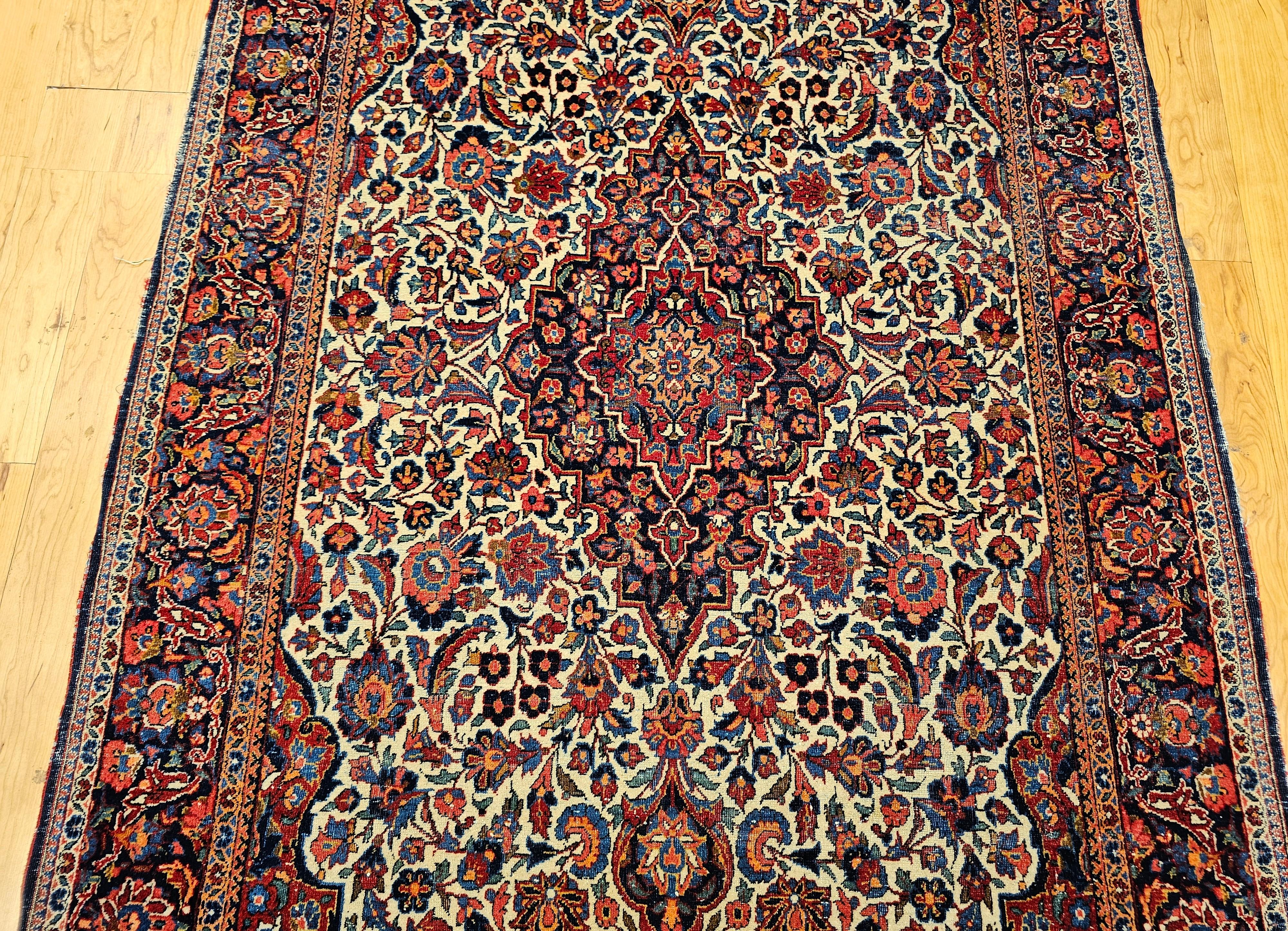 Teinture végétale Tapis persan Kashan du début du XXe siècle en ivoire, bleu marine, rouge, vert et rose en vente