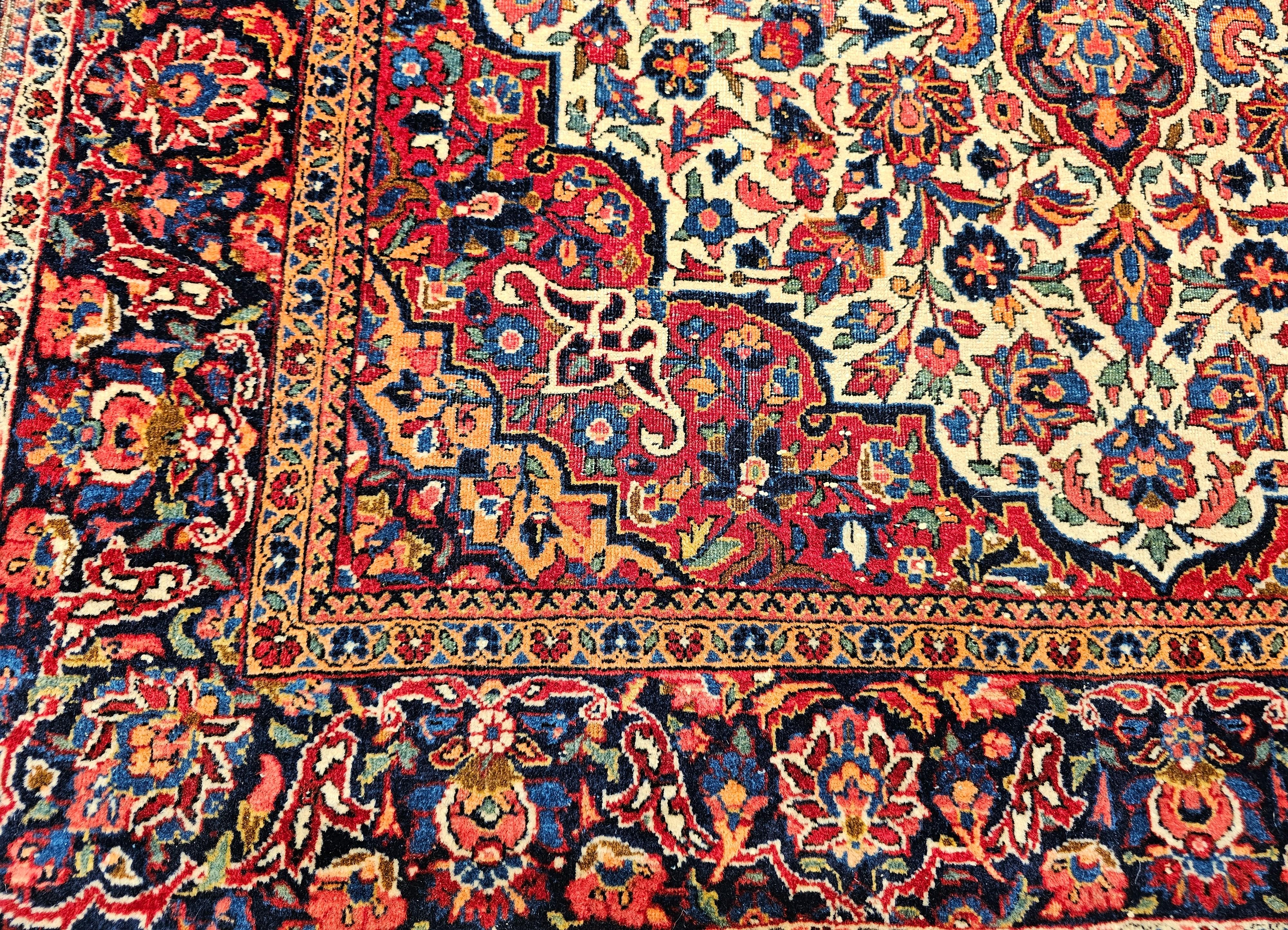 20ième siècle Tapis persan Kashan du début du XXe siècle en ivoire, bleu marine, rouge, vert et rose en vente