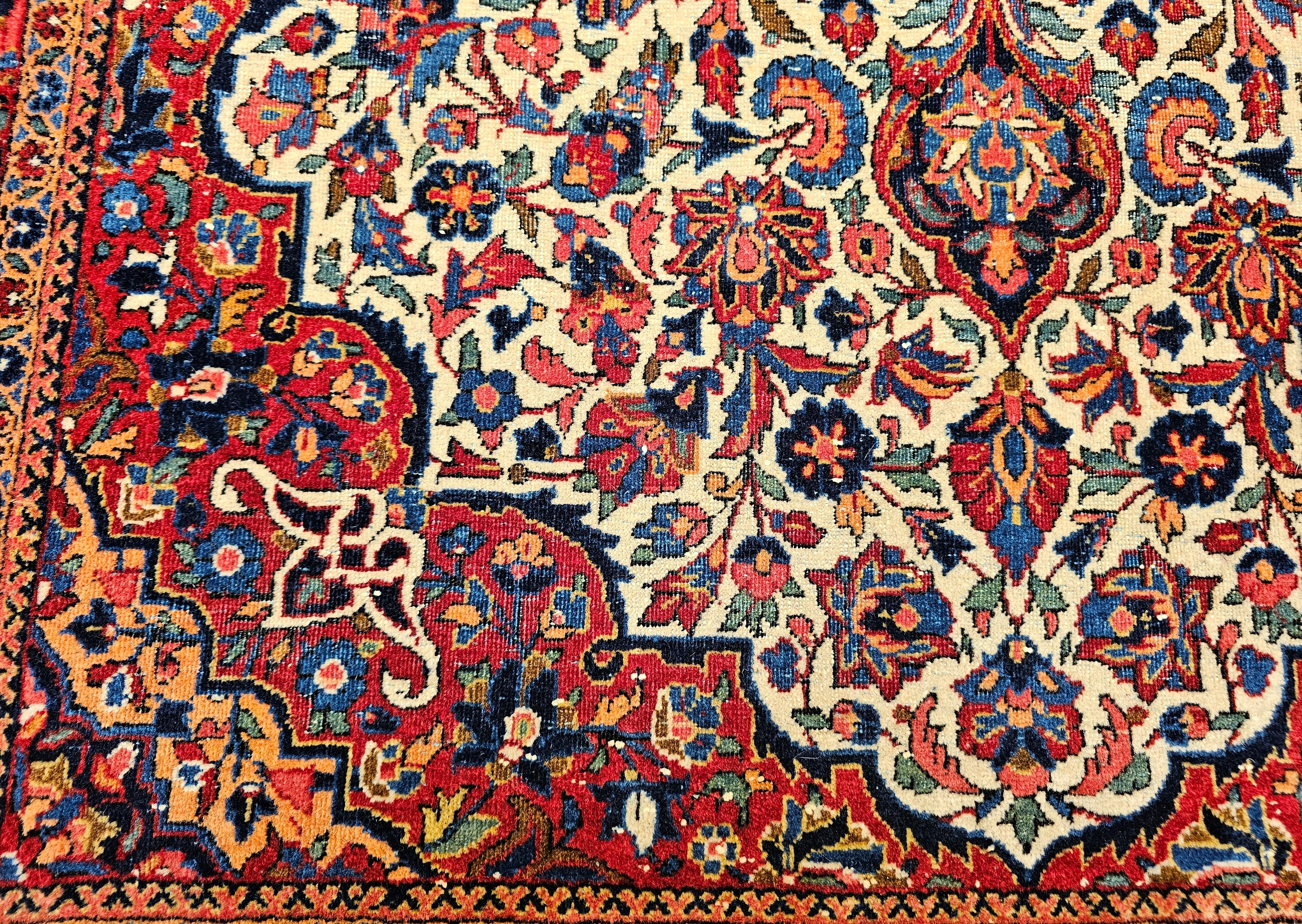 Tapis persan Kashan du début du XXe siècle en ivoire, bleu marine, rouge, vert et rose en vente 1