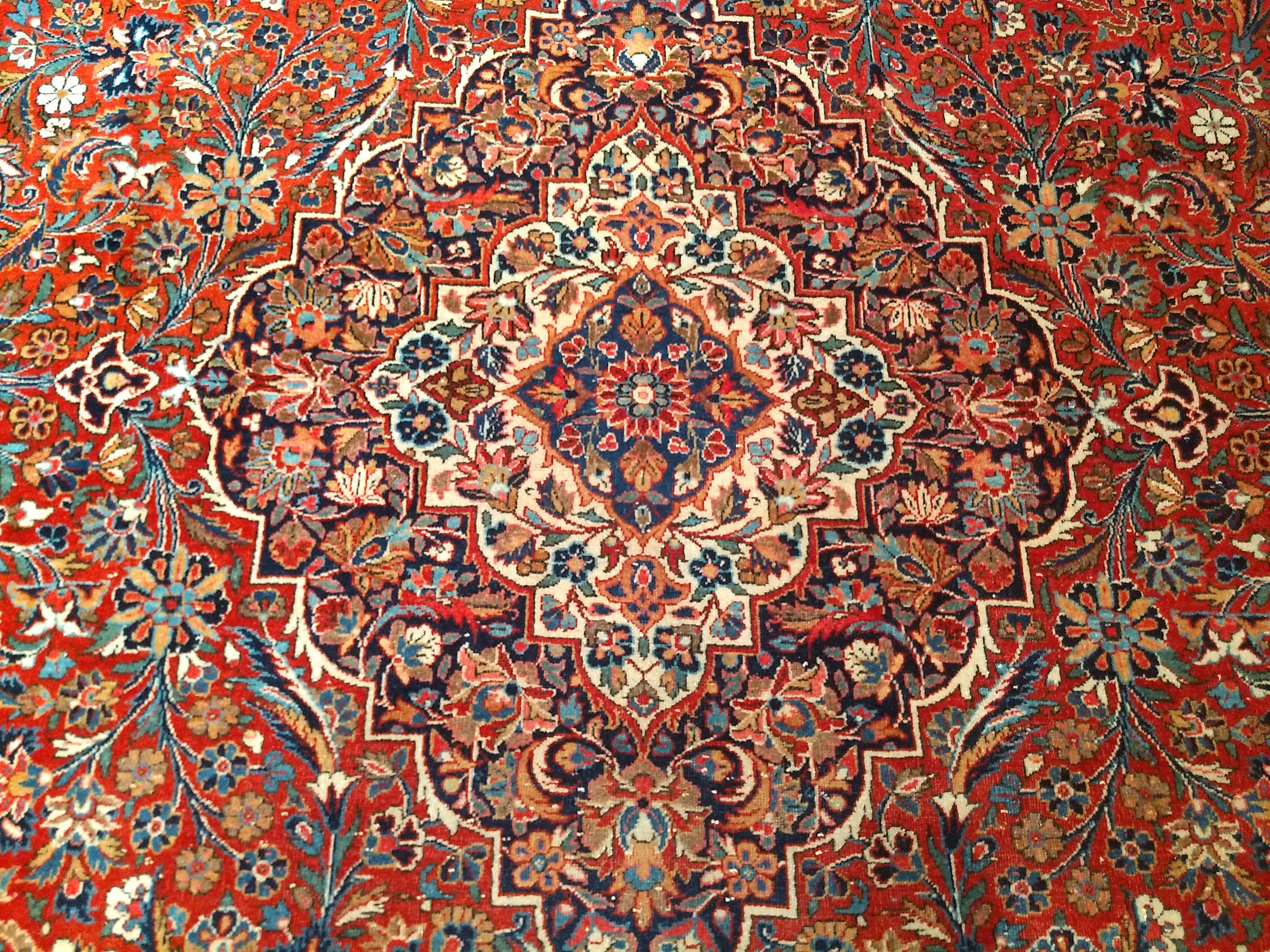 Persischer Kashan des frühen 20. Jahrhunderts in Rot, Elfenbein, Französisch Blau mit Blumenmuster (Wolle) im Angebot
