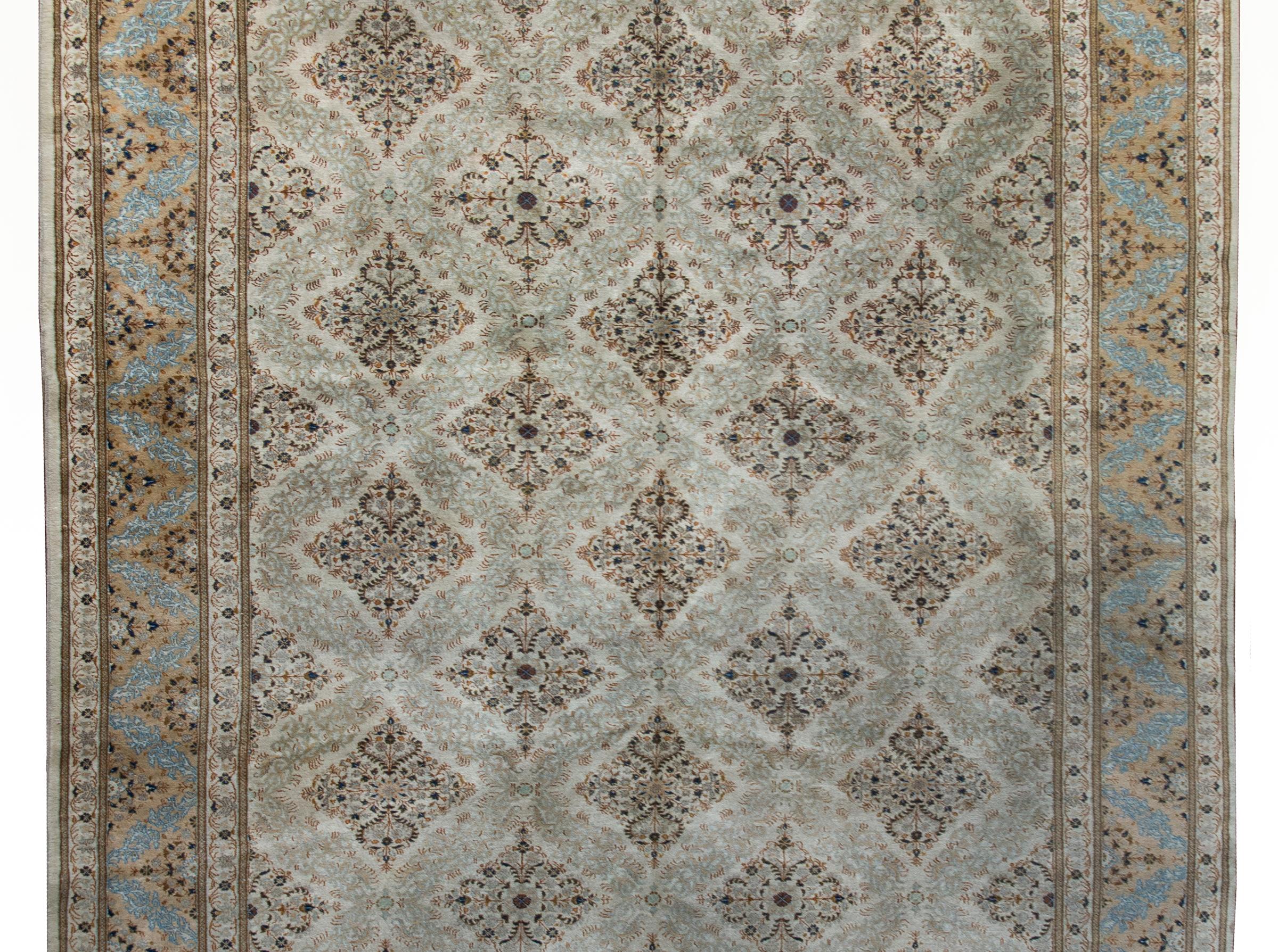 Impresionante alfombra persa kashan de principios del siglo XX, con un diseño floral enrejado en toda la superficie, con flores, hojas y enredaderas en espiral densamente tejidas, rodeado de un amplio borde complejo con un diseño floral similar al
