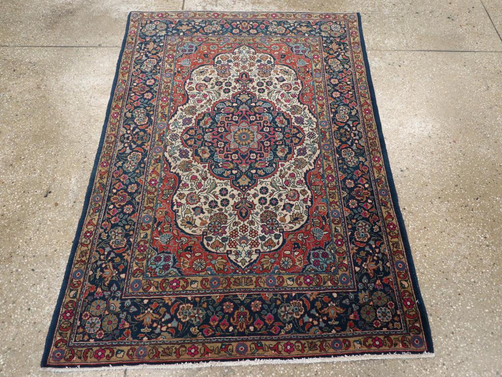 Ein antiker persischer Kashan-Teppich, der Anfang des 20. Jahrhunderts handgefertigt wurde.

Maße: 3' 6