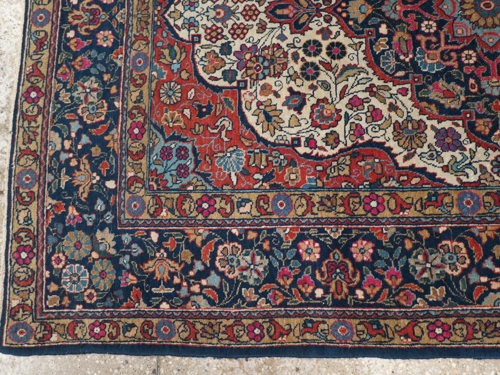 Persischer Kashan-Überwurfteppich des frühen 20. Jahrhunderts im Zustand „Hervorragend“ im Angebot in New York, NY