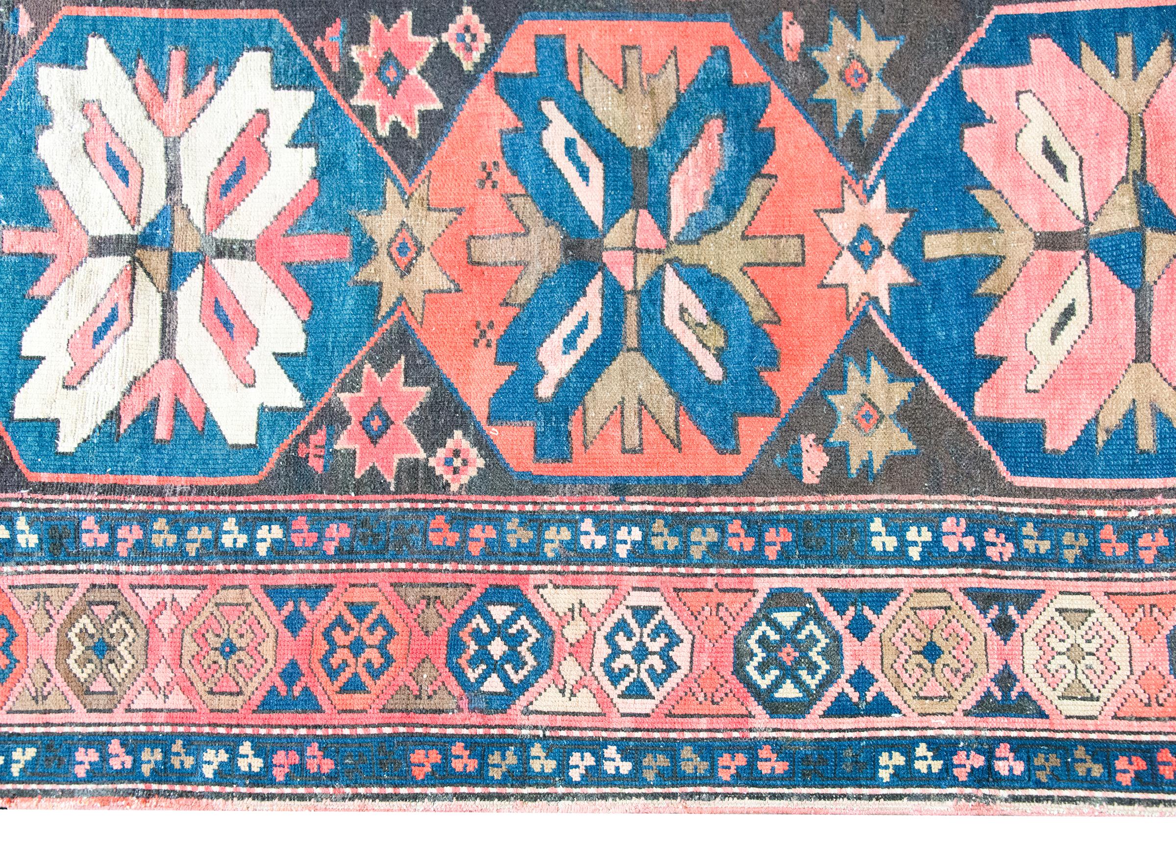 Persiano Tappeto persiano Kazak dei primi del Novecento in vendita