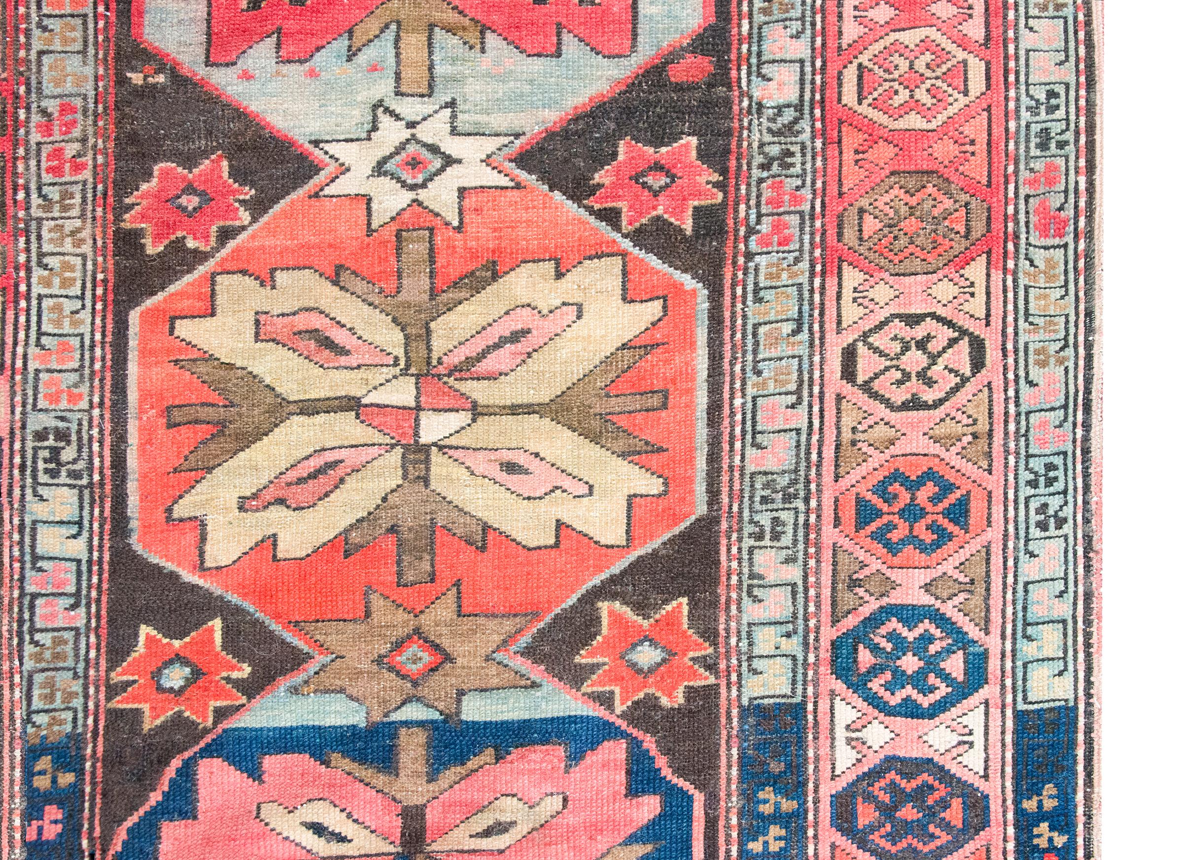 Annodato a mano Tappeto persiano Kazak dei primi del Novecento in vendita