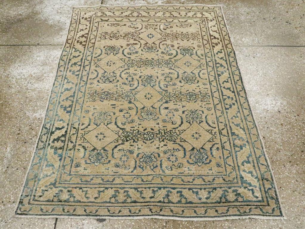 Bien que la plupart des tissages du Khorassan/Mashad soient de la taille d'une pièce, il y a des éparpillements plus petits. Cet exemple de tissage moyen montre un champ de paille avec un motif Herati décalé, à trois colonnes, avec des diamants