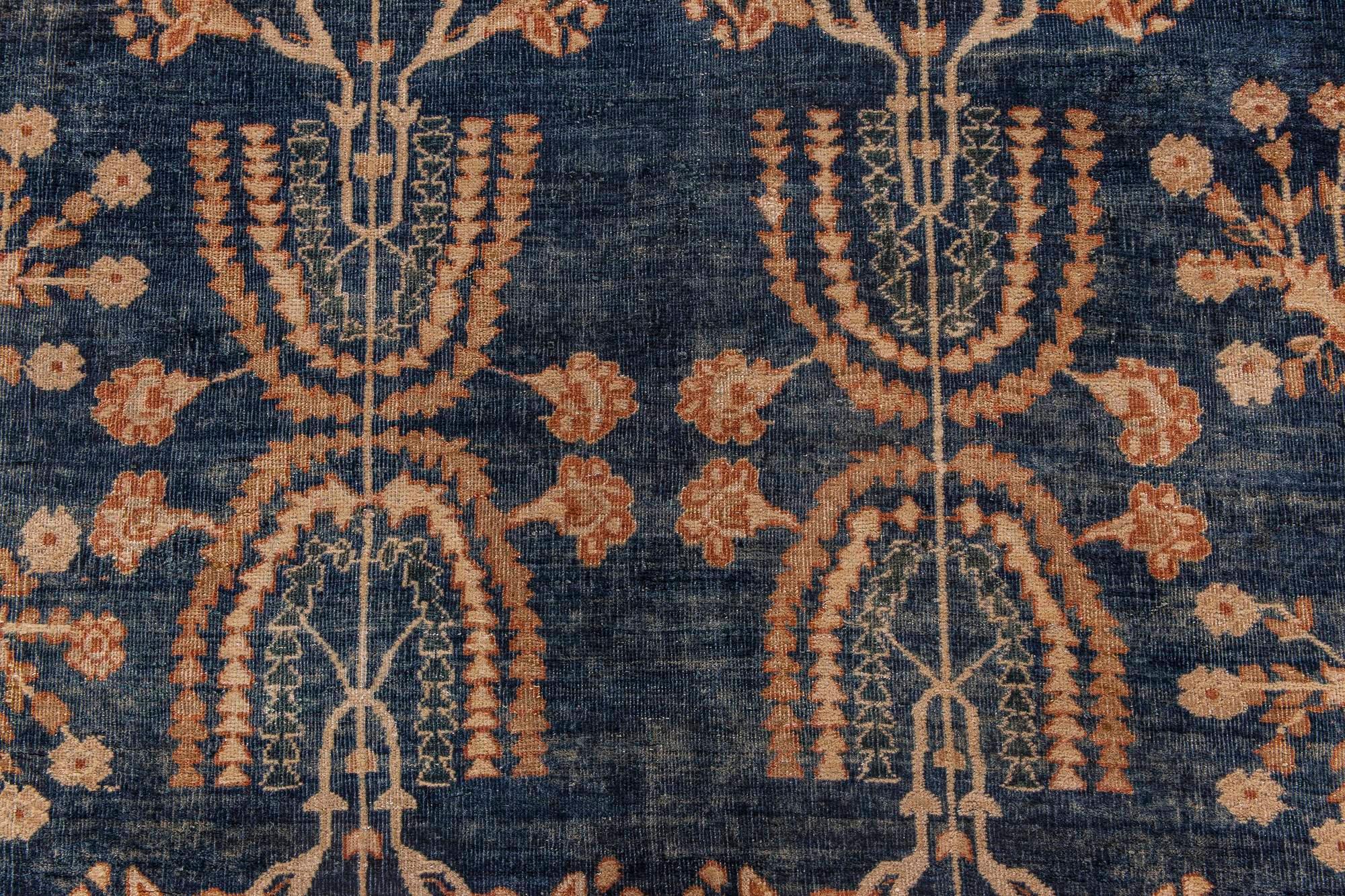 Tapis persan Kirman bleu marine et camel du début du 20e siècle
Taille : 13'8