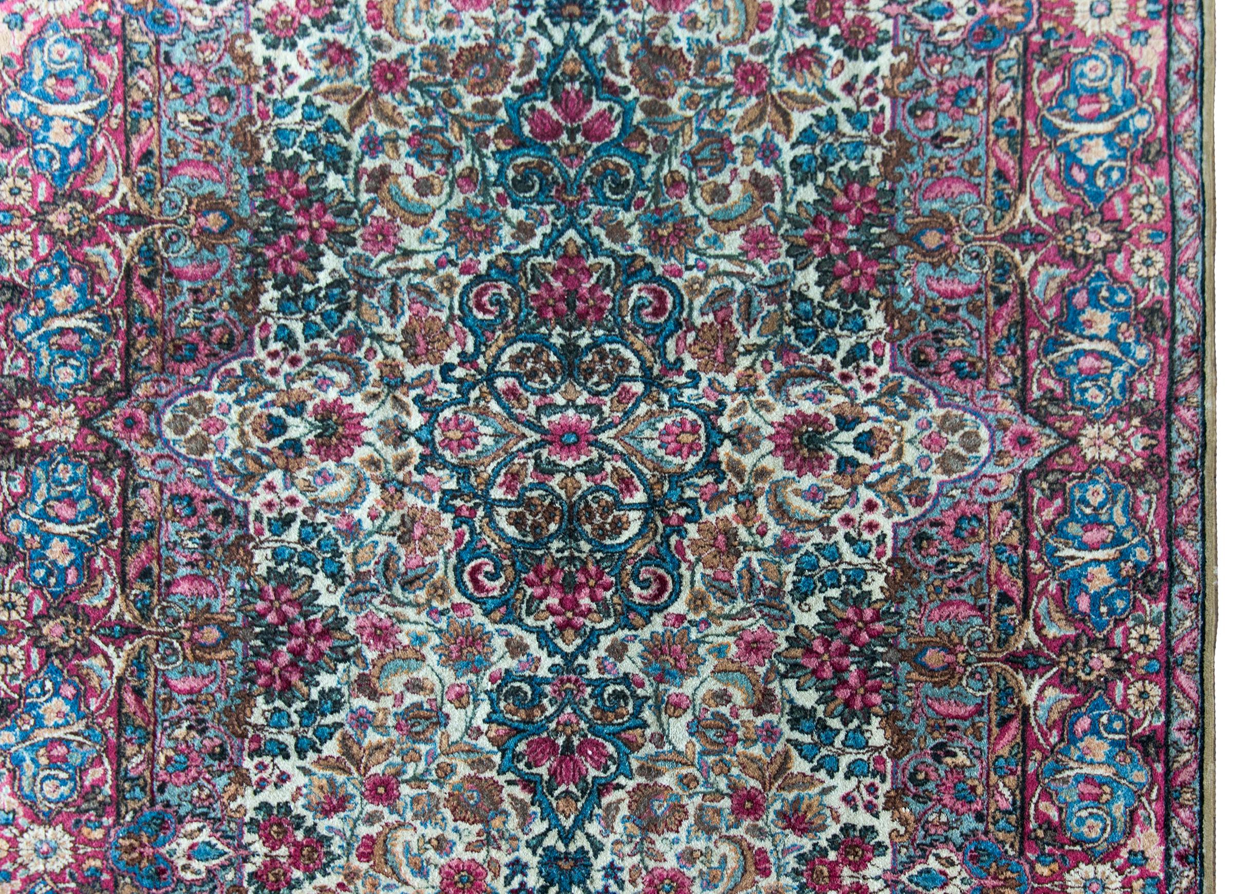 Persischer Kirman-Teppich aus dem frühen 20. im Zustand „Gut“ im Angebot in Chicago, IL