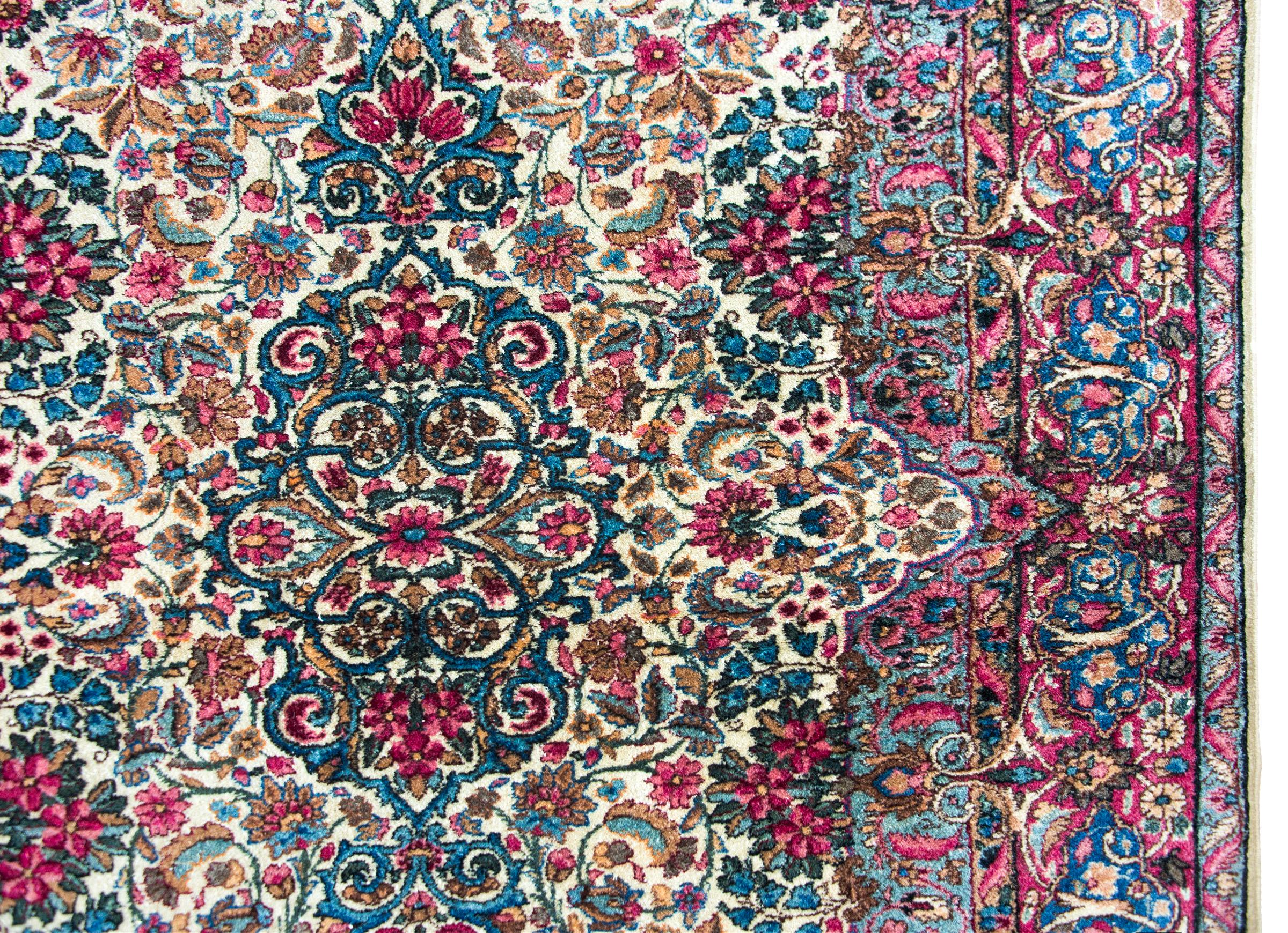 Persischer Kirman-Teppich aus dem frühen 20. (Mitte des 20. Jahrhunderts) im Angebot