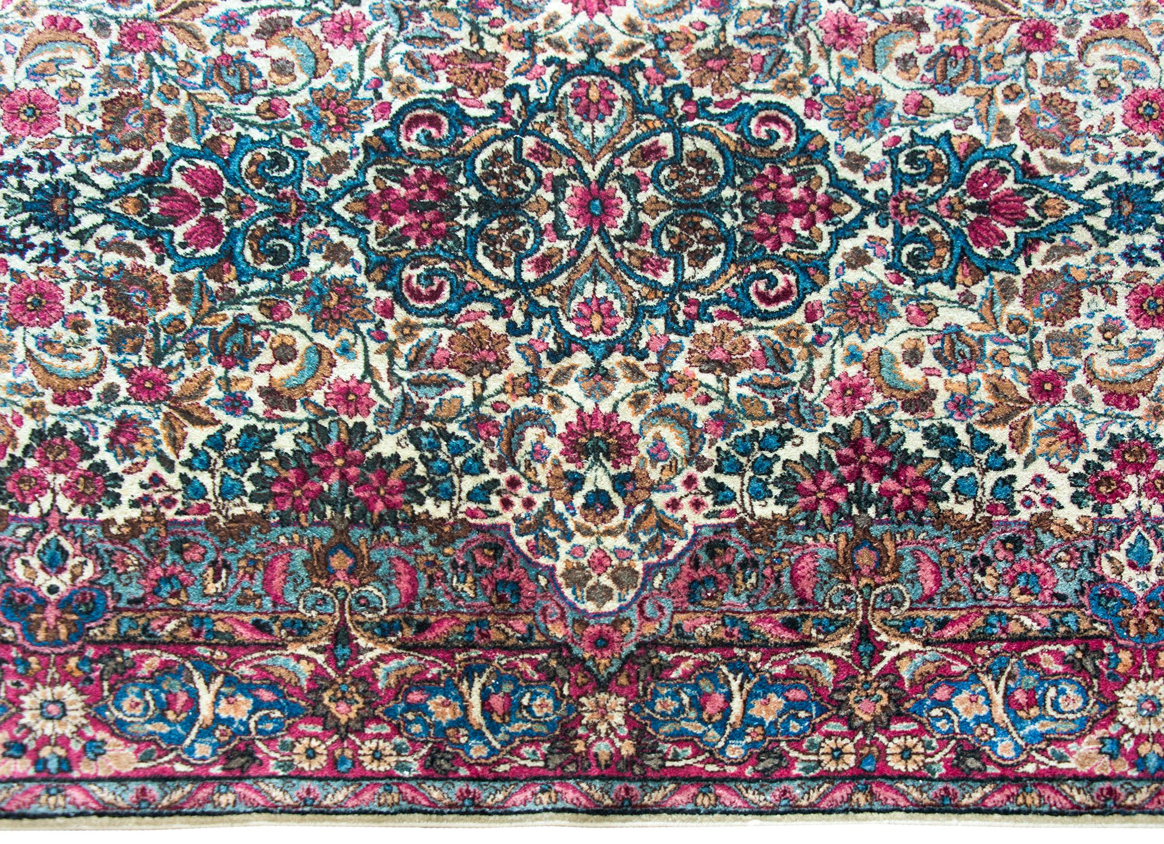 Persischer Kirman-Teppich aus dem frühen 20. im Angebot 1