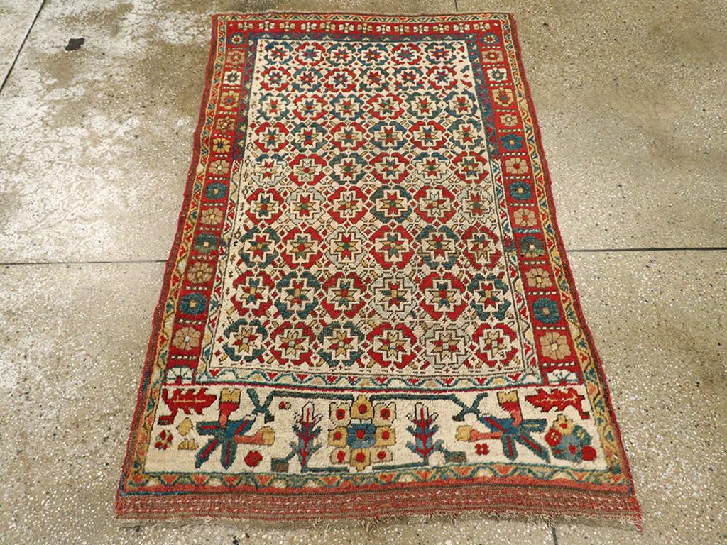 Ein antiker persischer Kurd Bidjar-Teppich. Nicht ganz ein Mustertuch (wagireh), hat dieses Dorf Bidjar Kurdistan Streuung ein Zanbaki Elfenbein Bordüre Streifen von quadratischen Rosetten und ausgemergelten Iris über einem Elfenbein Grund