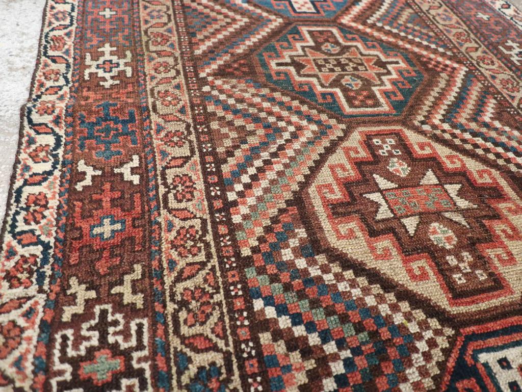 Rustique Tapis d'appoint persan kurde du début du 20e siècle en vente