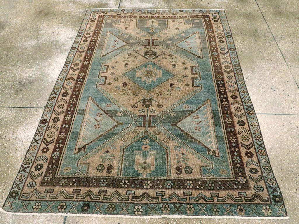 Ein antiker kurdischer Bidjar-Teppich aus Persien. Ein riesiges gezacktes Strohoktogon und zwei vertikale, ähnliche halbe Oktogone dominieren das blau-graue Feld mit seitlich schwebenden, hellblau-grauen Dreiecken als Füllung. Die braunen,