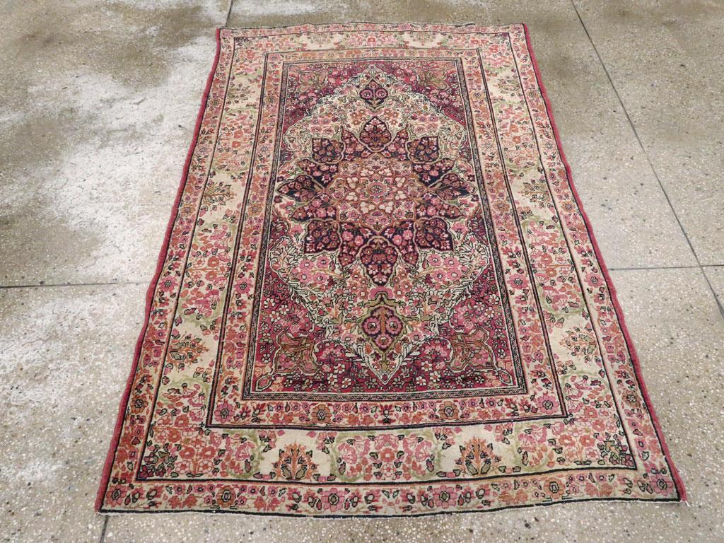 Un ancien tapis d'accent persan Lavar Kerman fait à la main au début du 20e siècle.

Mesures : 3' 11