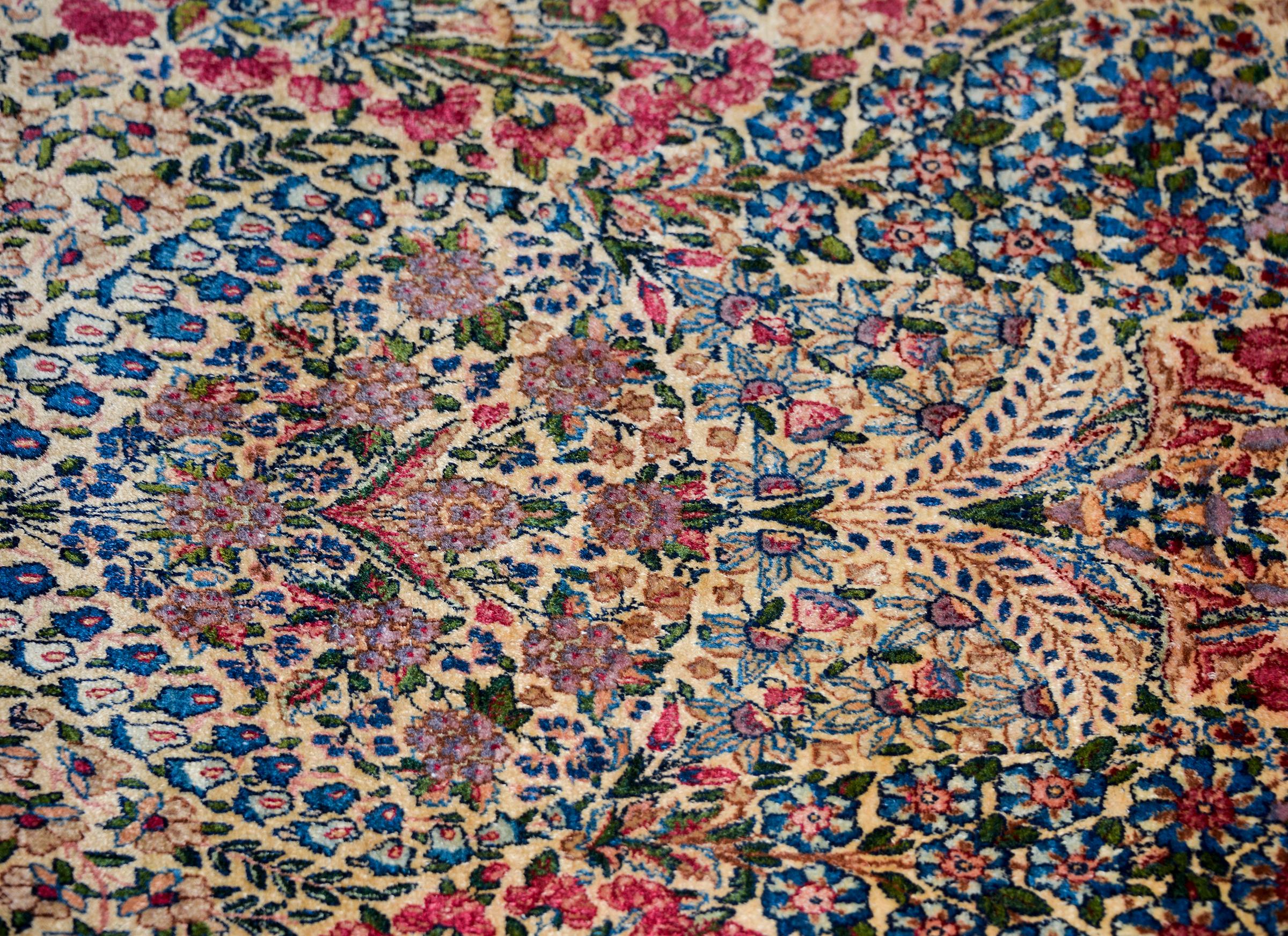 Early 20th Century Persian Lavar Kirman Rug In Good Condition For Sale In Chicago, IL