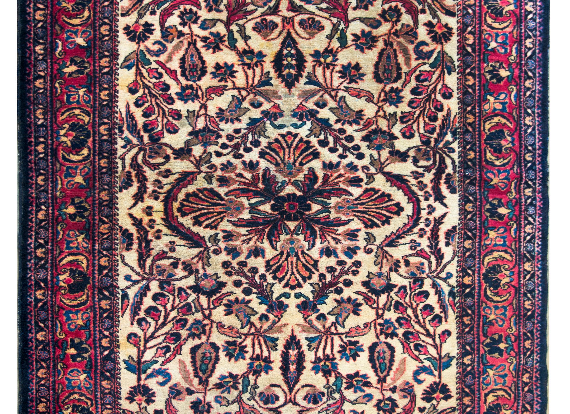 Ein wunderschöner persischer Lilihan-Teppich aus dem frühen 20. Jahrhundert mit einem herrlichen, gespiegelten Blumenmuster mit einem zentralen Medaillon inmitten eines Feldes aus kunstvoll gezeichneten Ranken und Blumen, die alle in Cranberry,
