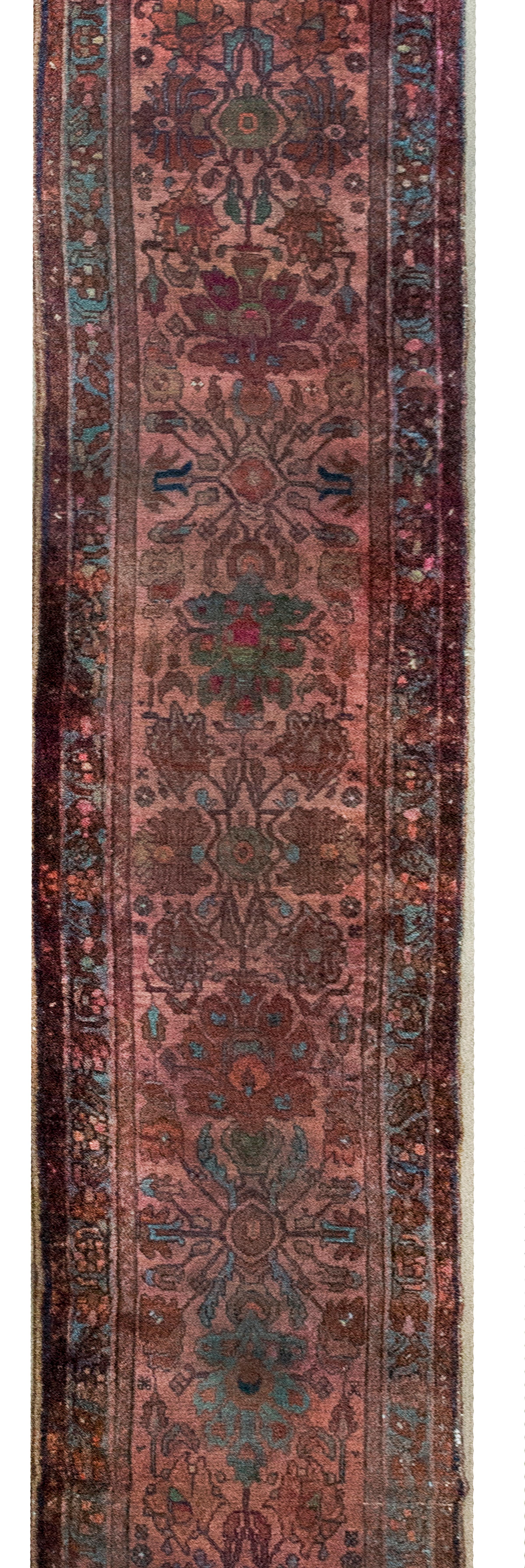 Un notevole runner persiano Lilihan dell'inizio del XX secolo con un meraviglioso motivo floreale stilizzato ripetuto su larga scala, reso in varie tonalità di corallo, cremisi, verde, oro e indaco e circondato da un bordo floreale dallo stile