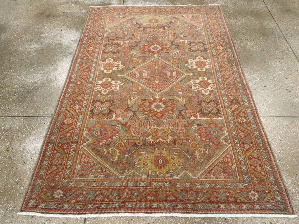 Ein antiker persischer Mahal-Akzentteppich. Vier cremefarbene Palmetten zentrieren das fein ausgefranste Rautenmedaillon mit einem kreuzförmigen Fokus aus Palmetten auf dem Graphitfeld. Weitere Palmetten, darunter zwei hellrostfarbene am Ende des