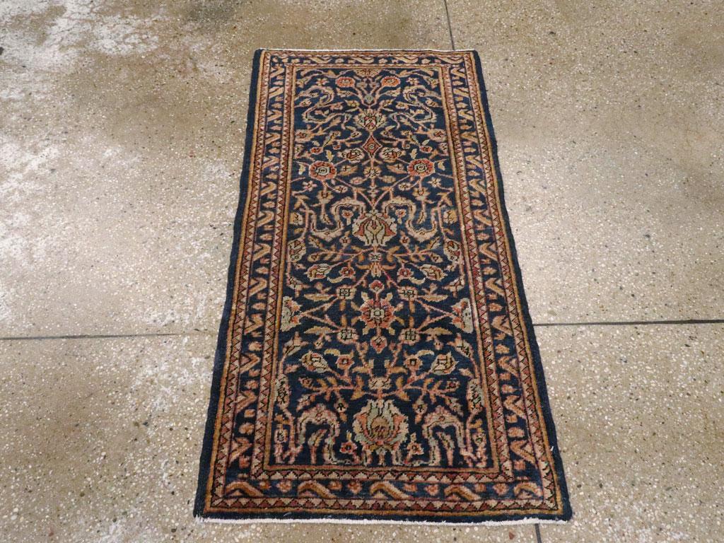Un antico tappeto persiano Mahal. Le bande di nuvole enfatiche sono tra i motivi più importanti del campo blu scuro di questo piccolo spargimento a disposizione progressiva proveniente dal prolifico distretto di tessitura di Arak, nella Persia