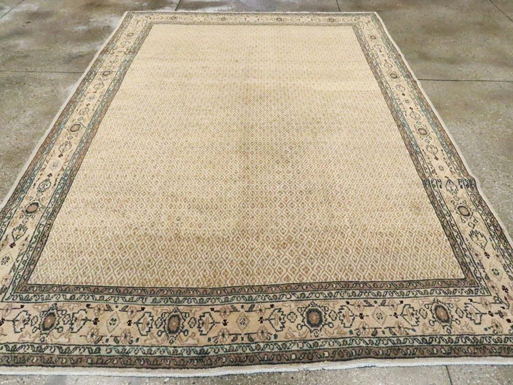 Un ancien tapis d'accent persan Malayer. Un minuscule chameau, un treillis écru et un motif de couche en losange remplissent le champ de ce tapis de Hamadan. Le ton chameau est un élément caractéristique de Hamadan et la bordure jaune-chamel avec