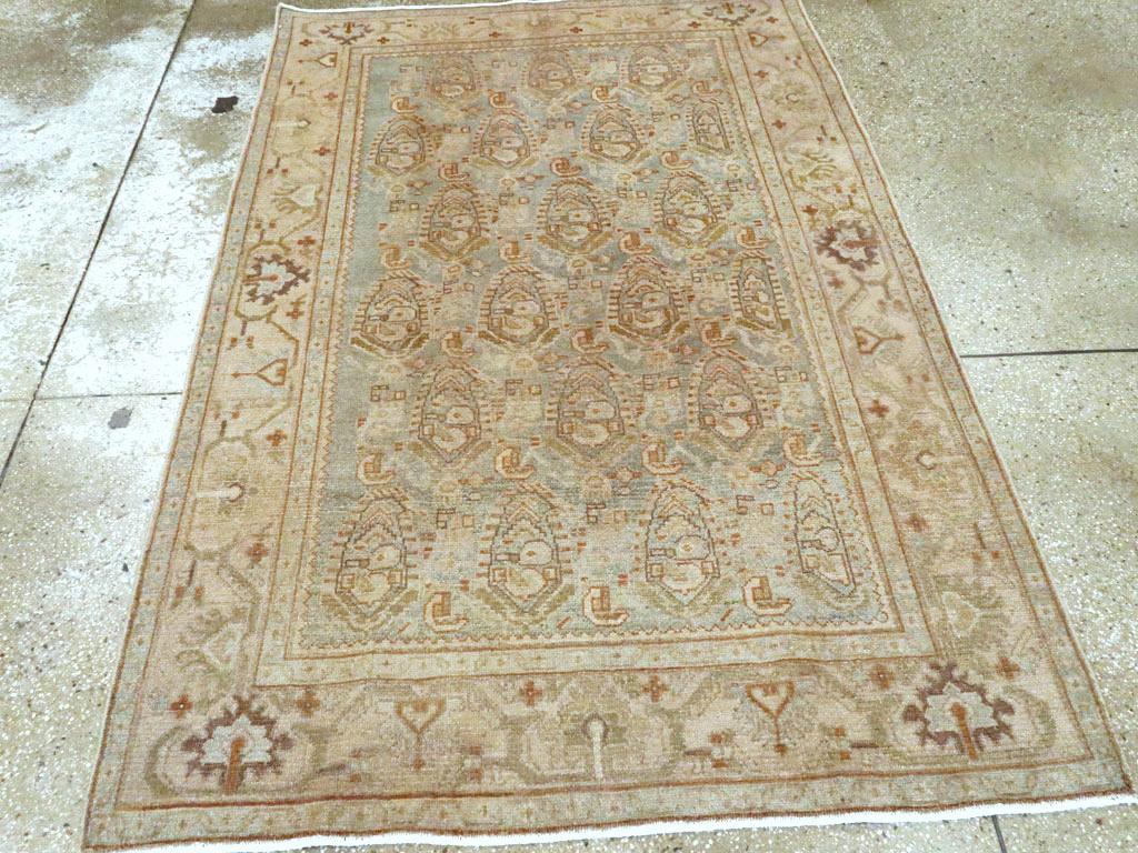 Un tappeto d'accento persiano vintage Malayer realizzato a mano nella metà del XX secolo.

Misure: 4' 6