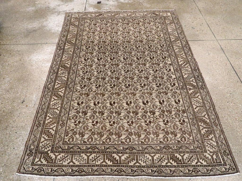 Un ancien tapis d'accent persan Malayer. Un motif textile en laine persane du XIXe siècle est à l'origine du motif dense de vignes et de petits boteh sur le champ beige de ce parterre de village de l'ouest de la Perse. La feuille dentelée et