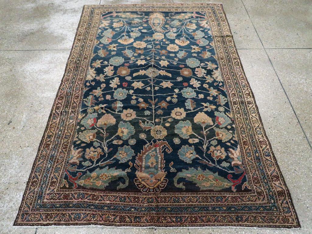 Un ancien tapis d'accent persan Malayer. Un inhabituel village de l'ouest de la Perse avec un champ bleu foncé légèrement abrasé élégamment orné d'un mince axe central se terminant par de grands botehs fleuris. Des botehs paresseux similaires