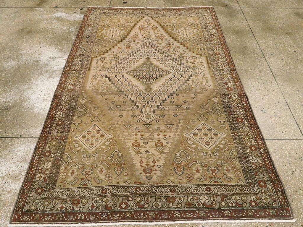 Ein antiker persischer Malayer Akzentteppich. Rostfarbene Herati-Ecken rahmen ein hohes, hellbraunes Feld mit Kelim-Muster ein, das ein verschachteltes Medaillon im Kelim-Stil aufweist. Die blau-graue Umrandung besteht aus geometrischen Blumen, die
