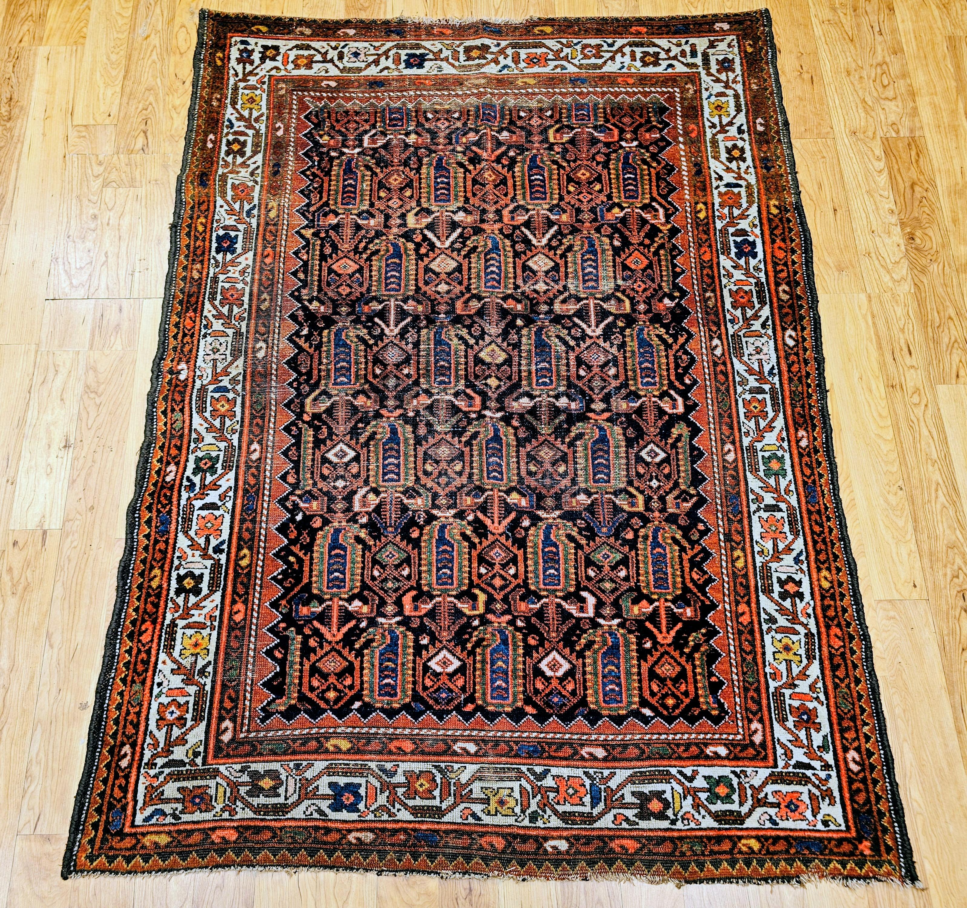 Scopri la squisita arte e l'autentica maestria di questo magnifico tappeto persiano d'epoca Malayer dei primi del Novecento. Meticolosamente annodato a mano nella zona di Malayer, in Persia (l'odierno Iran), questo pezzo testimonia la rinomata