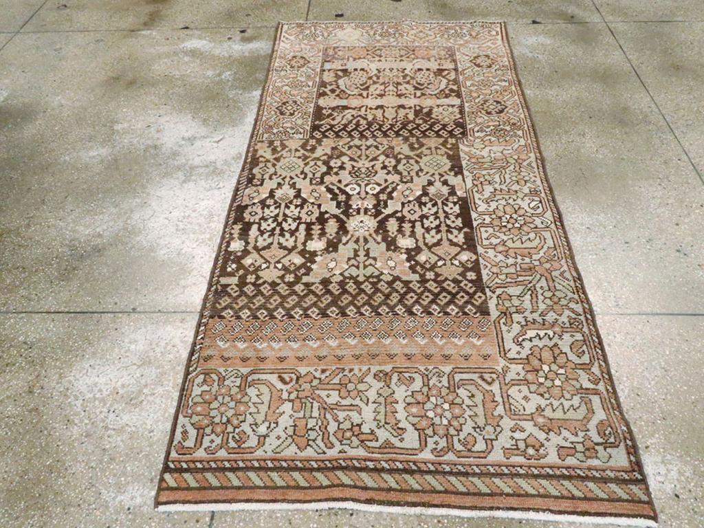 Ein antiker persischer Malayer Sampler Akzentteppich. Dieses nützliche Mustertuch enthält Paneele mit Herati, winzigen Boteh und großen blühenden Gittermustern auf einem wechselnden hell- bis dunkelbraunen Grund. Zu den Randabschnitten gehören die