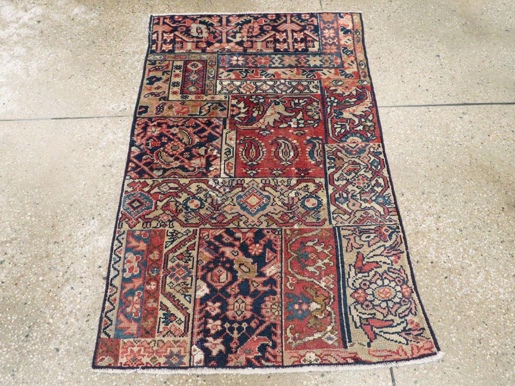 Un ancien tapis persan Malayer Sampler. Super !  Bordures et designs/One. Des botehs, des palmettes de tortue, des Herati, des arabesques d'acanthe fendue permettent à un tisserand créatif d'inventer à peu près tout. Variez les palettes et vous