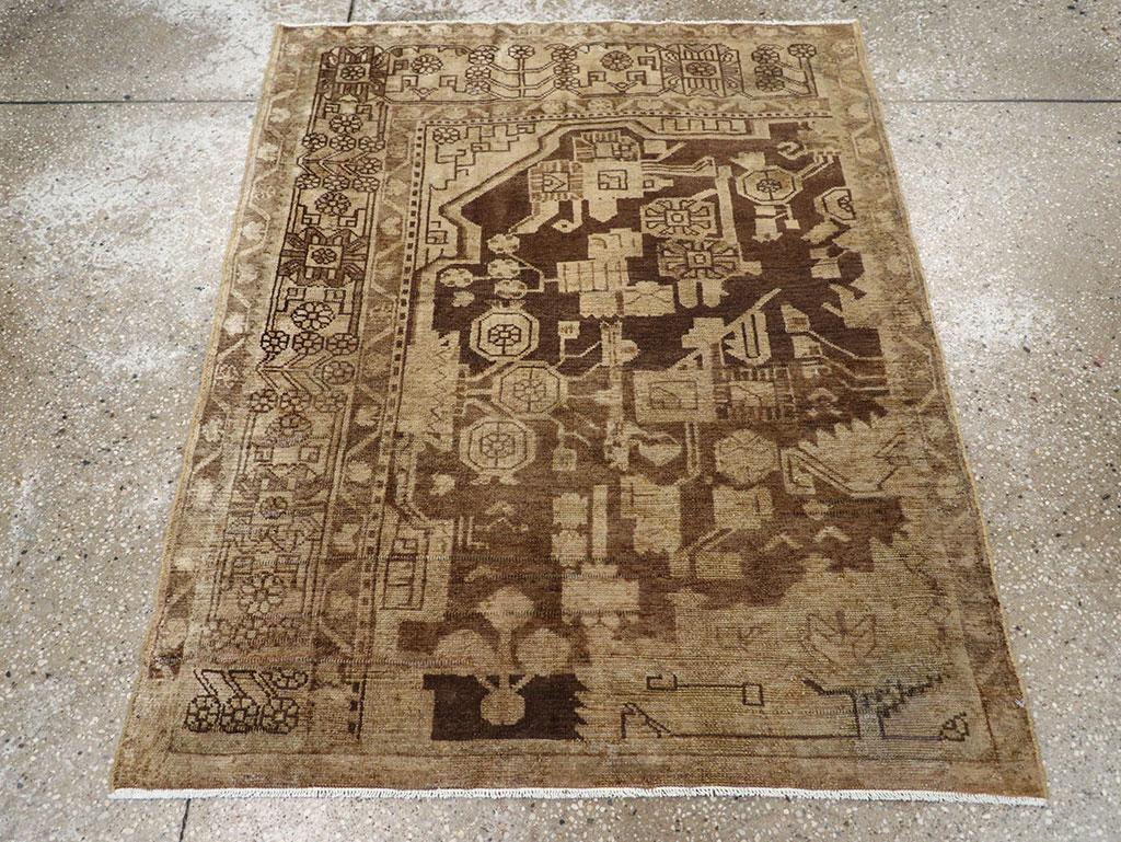 Ein antiker persischer Malayer-Stickmusterteppich. Dieses Mustertuch (wagireh) aus der Webereiregion Hamadan-Malayer zeigt ein Viertel eines abgewetzten braunen Feldes mit einem halbgeometrischen Blumen- und Rankenmuster sowie Teile des Medaillons