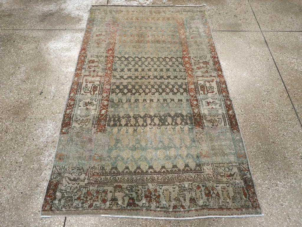 Ein antiker persischer Malayer-Teppich aus dem frühen 20. Jahrhundert.

Maße: 3' 11