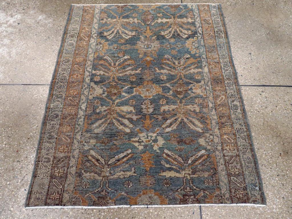 Ein antiker persischer Malayer-Teppich. Dieses westpersische Läuferfragment zeigt ein Schieferfeld mit zerklüfteten Palmetten, V-förmigen Blütenblättern und kurzen Stängelsegmenten.  Der ursprüngliche Läufer mag zwölf oder fünfzehn Fuß lang gewesen