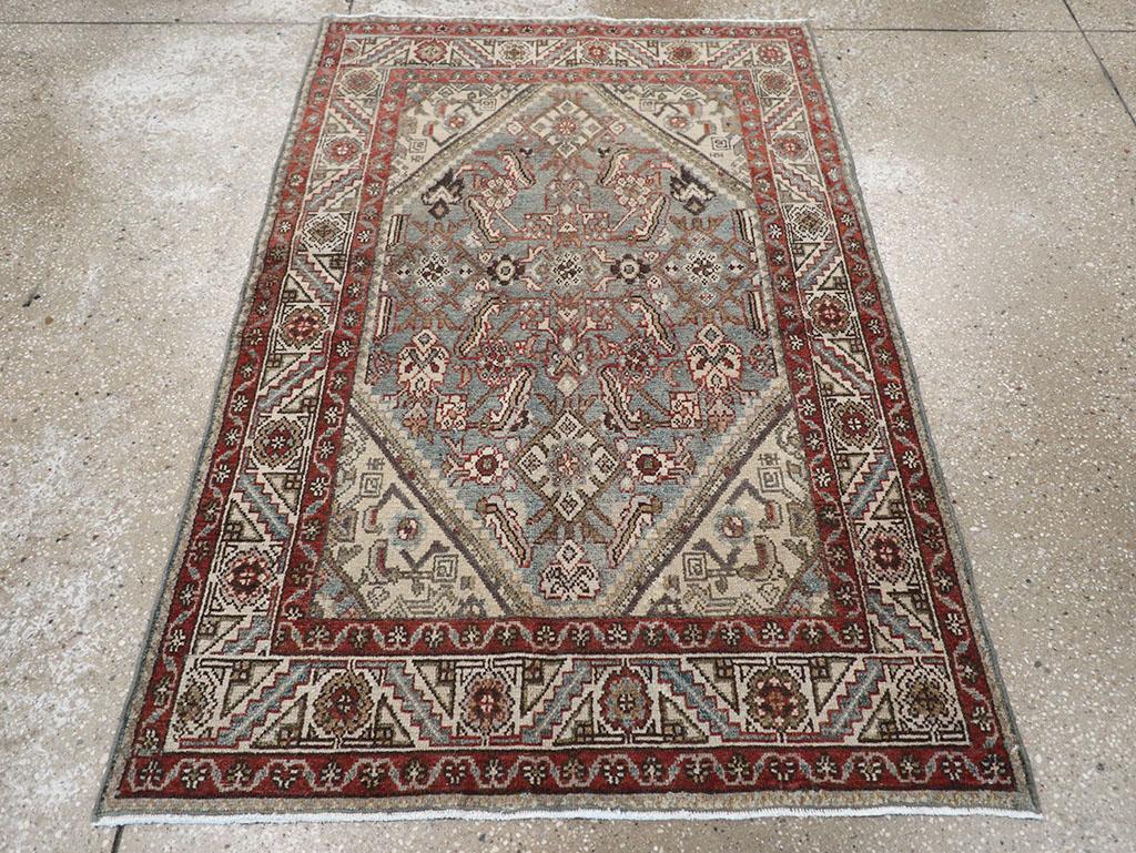 Un mucchio di lana con nodi simmetrici su una base di cotone. Il campo grigio malva presenta un vigoroso disegno Herati a tre colonne con losanghe aperte, foglie dentellate, rosette e palmette. Gli angoli di paglia triangolari mostrano moduli Herati