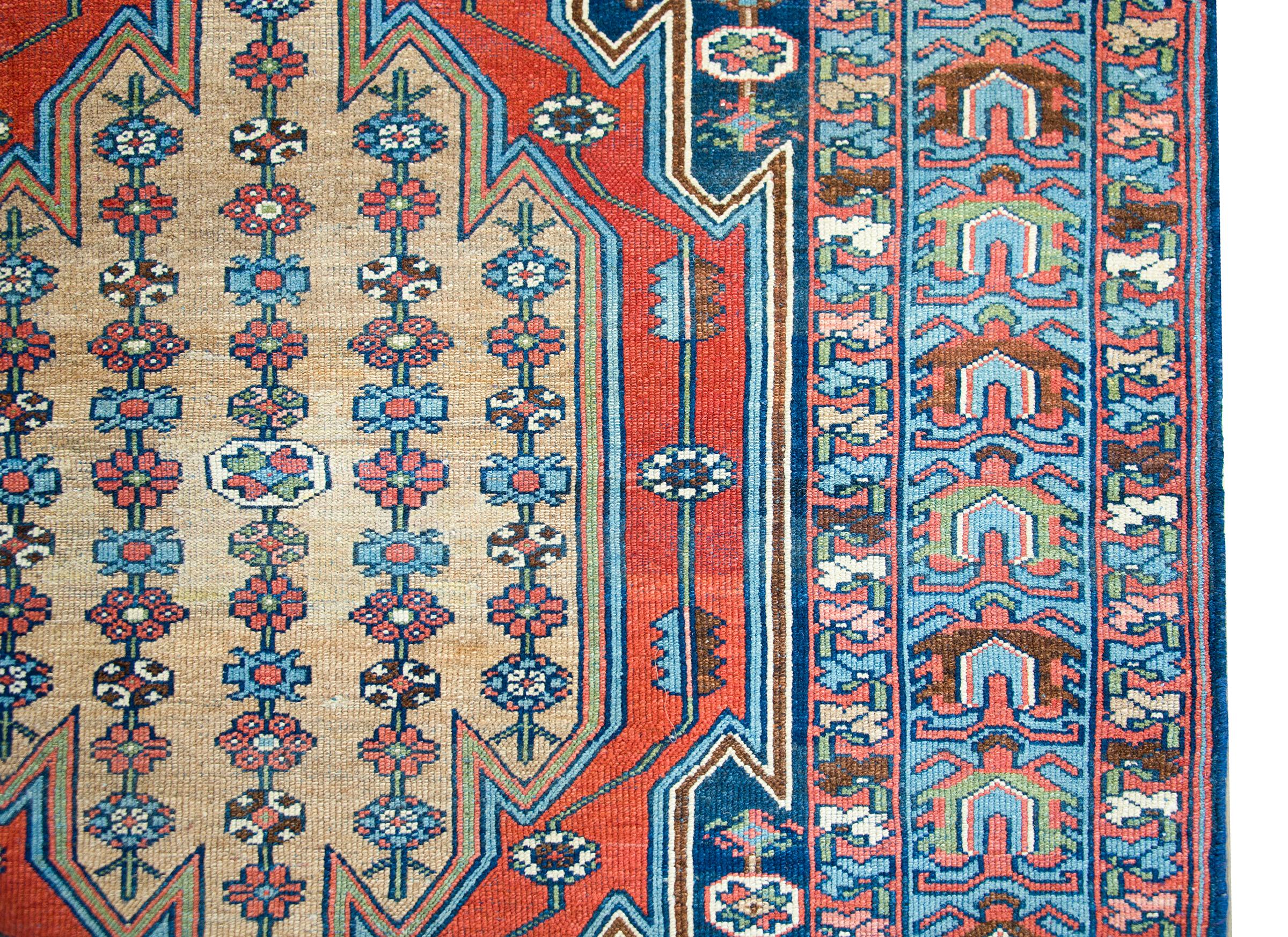 Persischer Mazleghan-Teppich, frühes 20. Jahrhundert im Zustand „Gut“ im Angebot in Chicago, IL