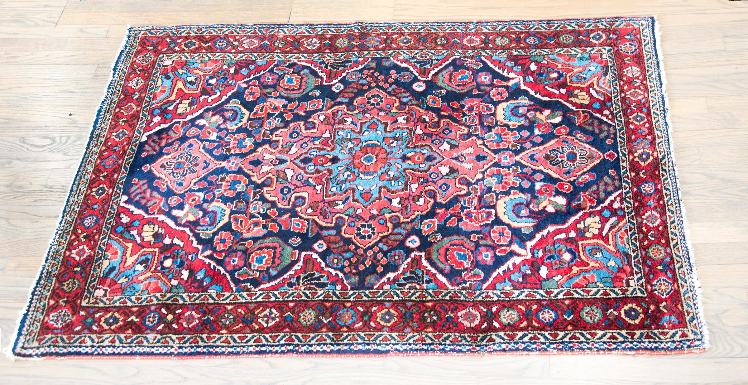 Ein schöner persischer Sarouk Mehraban Rugs aus dem frühen 20. Jahrhundert mit einem komplexen zentralen Blumenmedaillon inmitten eines Feldes mit stilisierten Blumen, umgeben von einer einfachen Bordüre mit einem zentralen Blumenstreifen, der von