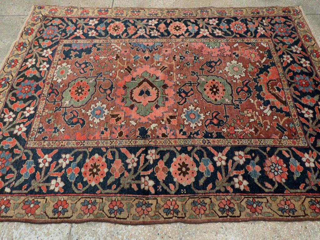 Early 20th Century Persian Northwest Accent Rug Anudado a mano en venta