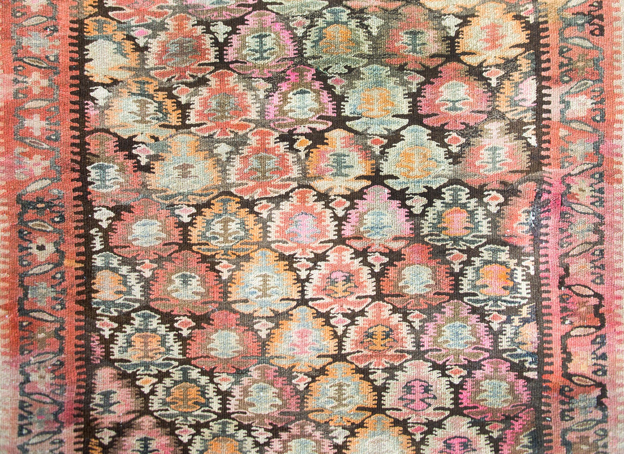Rug & Kilim persan Qazvin du début du 20e siècle en vente 3