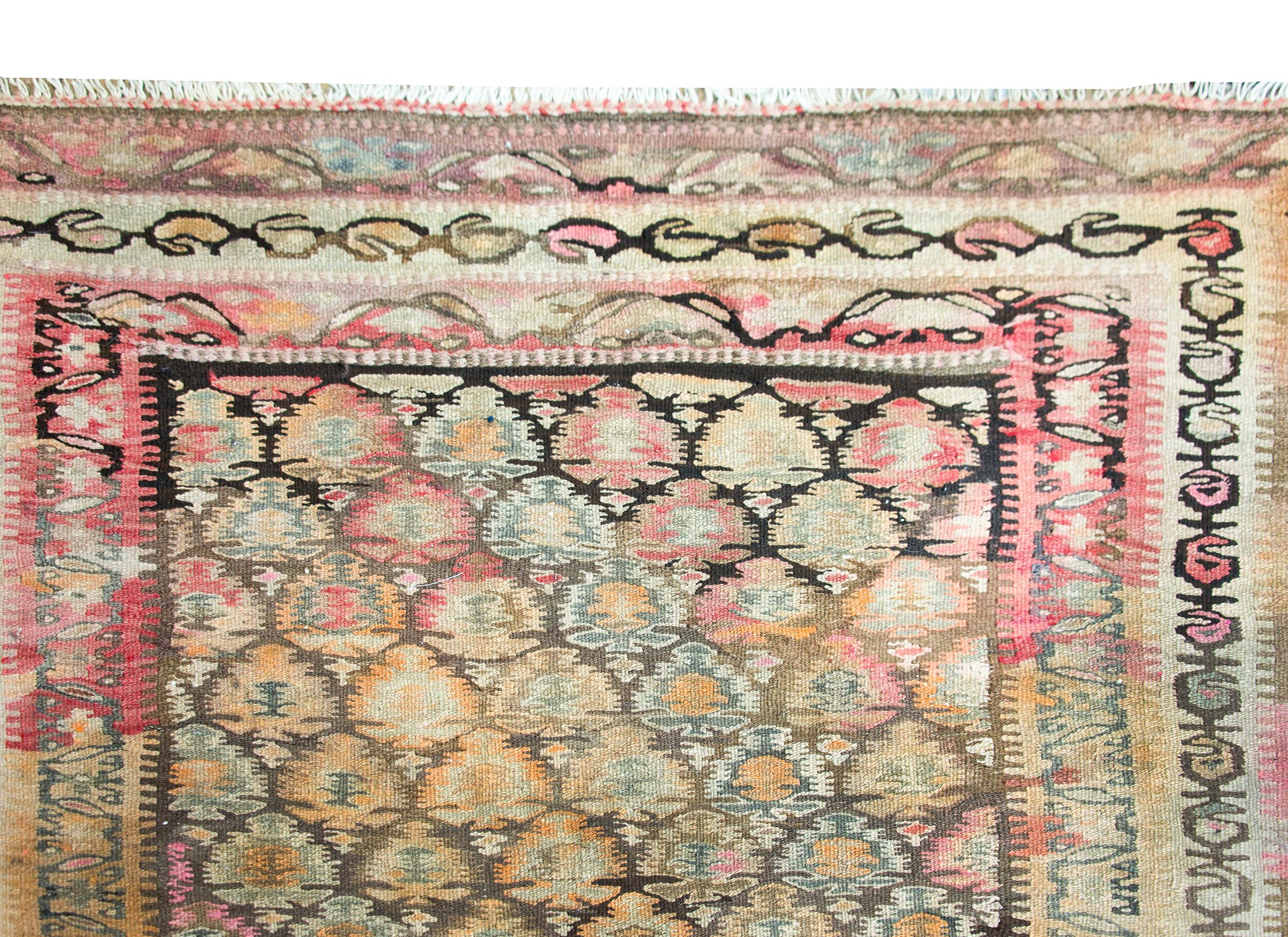 Rug & Kilim persan Qazvin du début du 20e siècle en vente 4