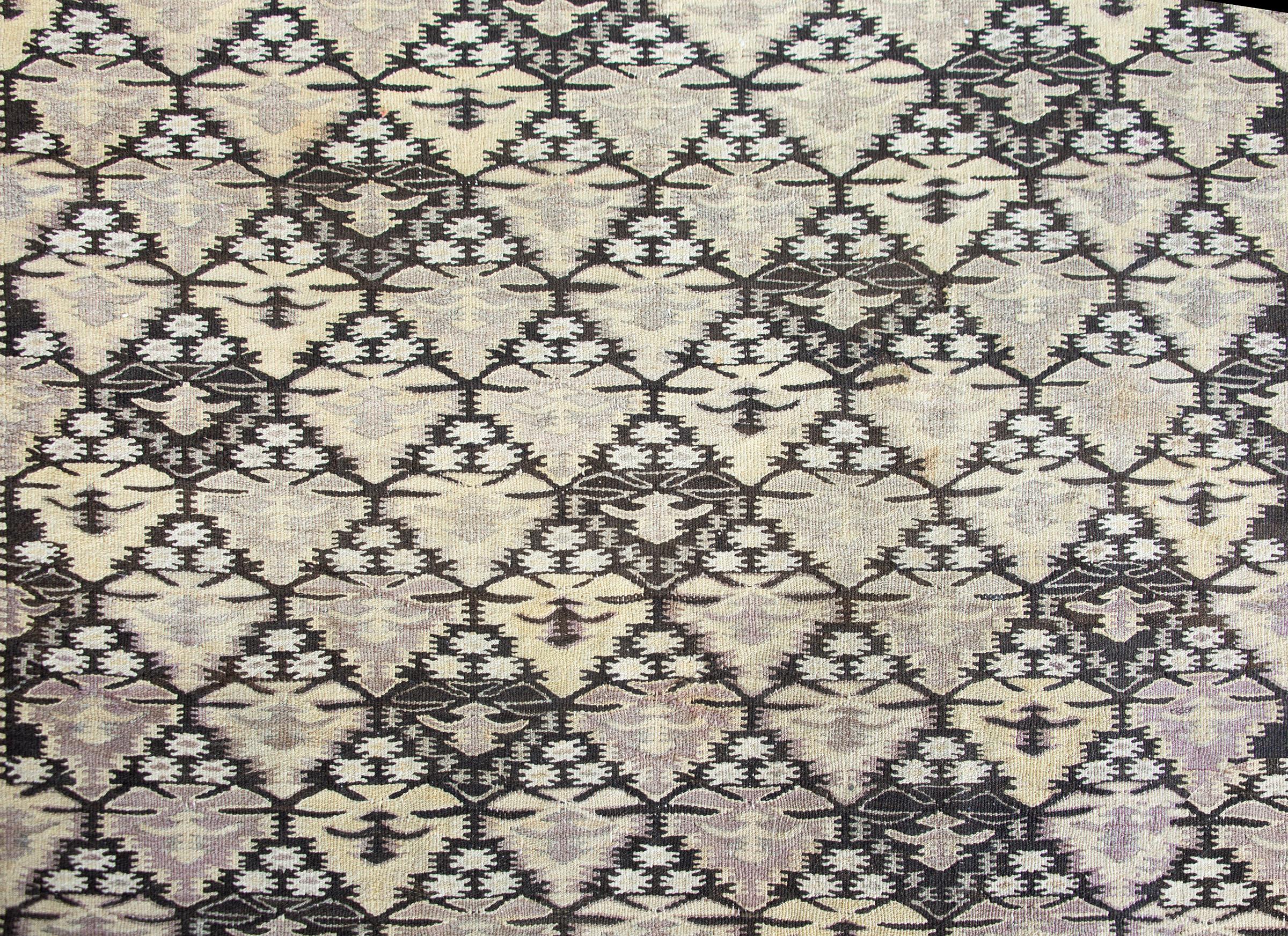 Persischer Qazvin-Kelim-Teppich des frühen 20. Jahrhunderts im Angebot 6