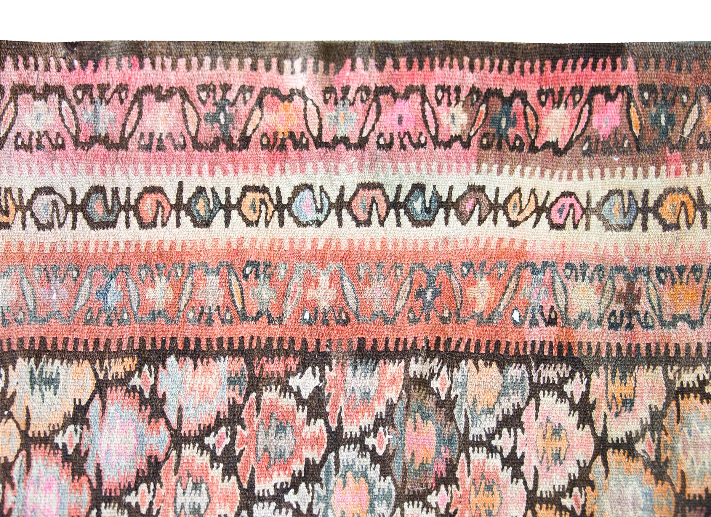 Rug & Kilim persan Qazvin du début du 20e siècle en vente 6