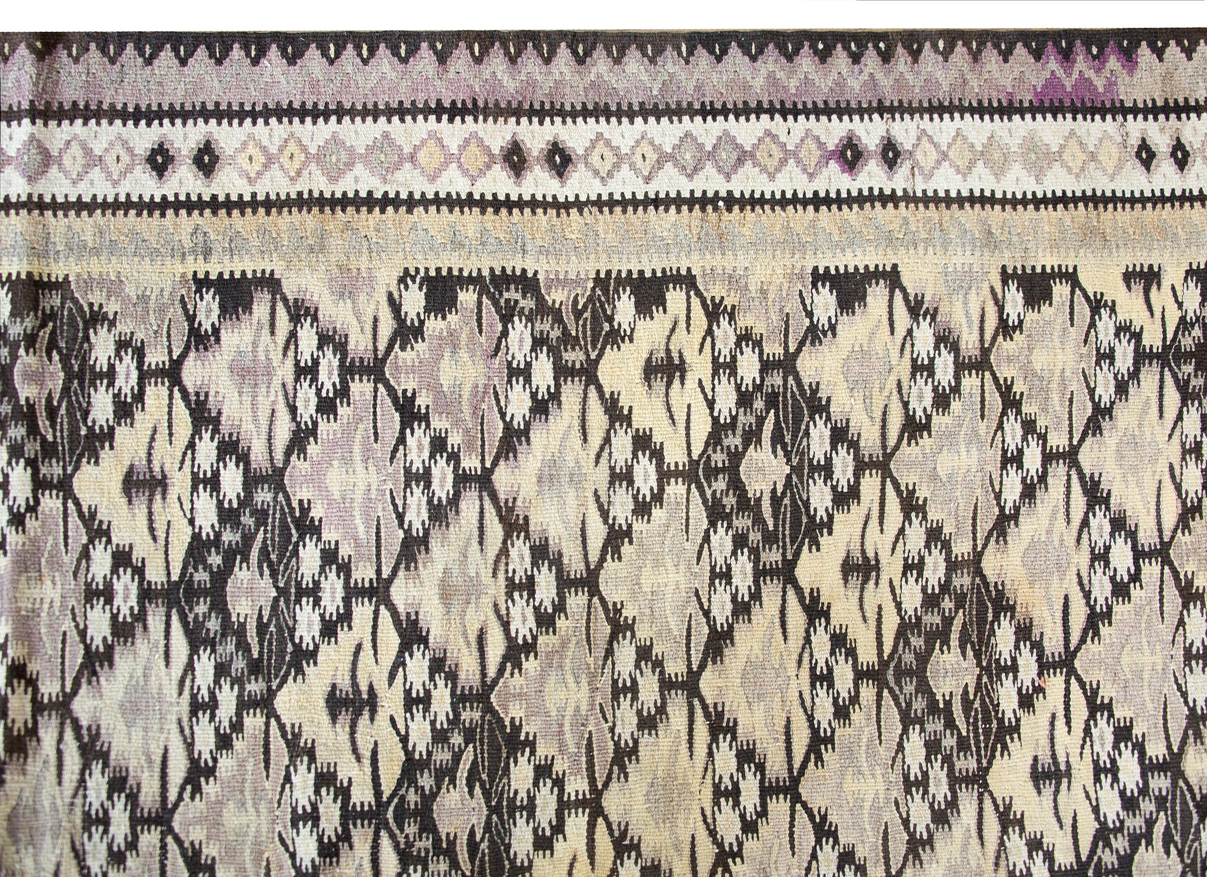 Persischer Qazvin-Kelim-Teppich des frühen 20. Jahrhunderts im Angebot 8