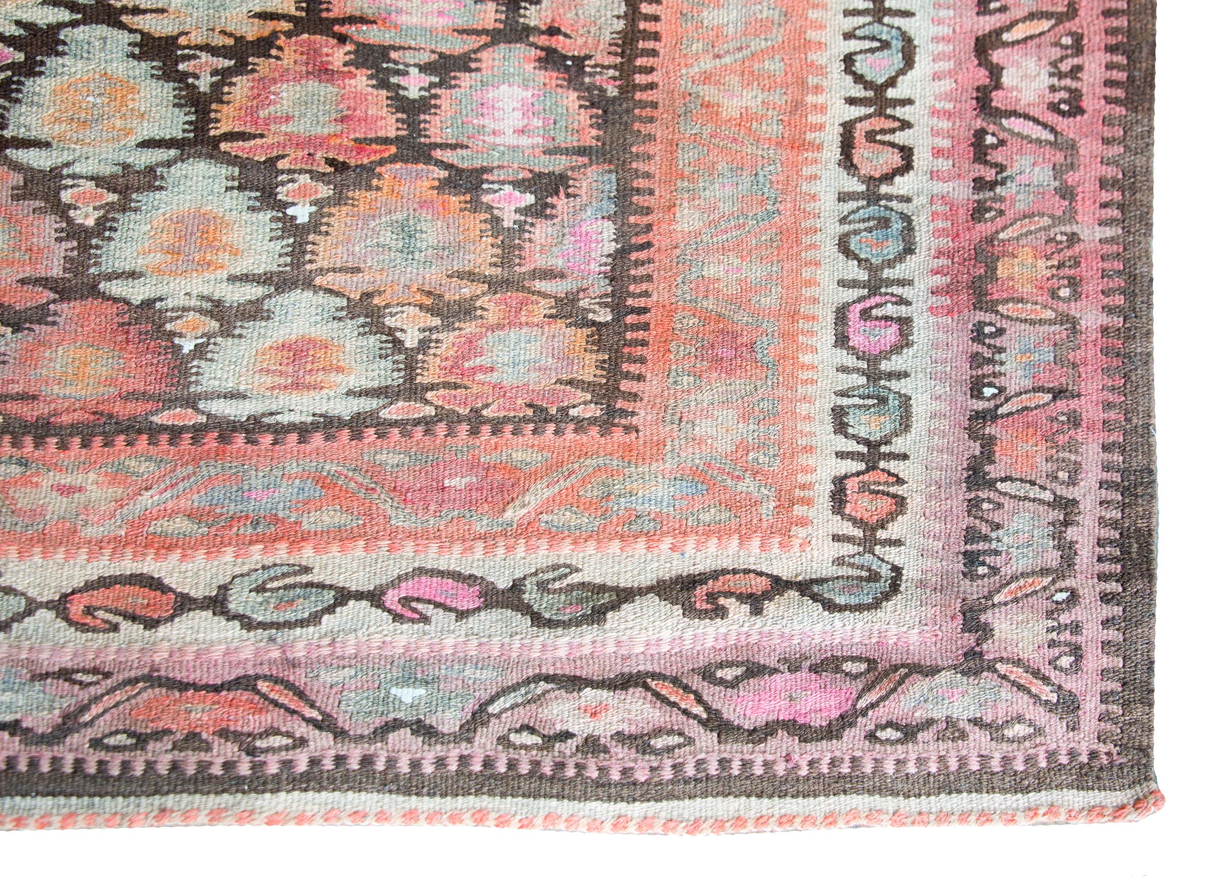 Rug & Kilim persan Qazvin du début du 20e siècle en vente 7