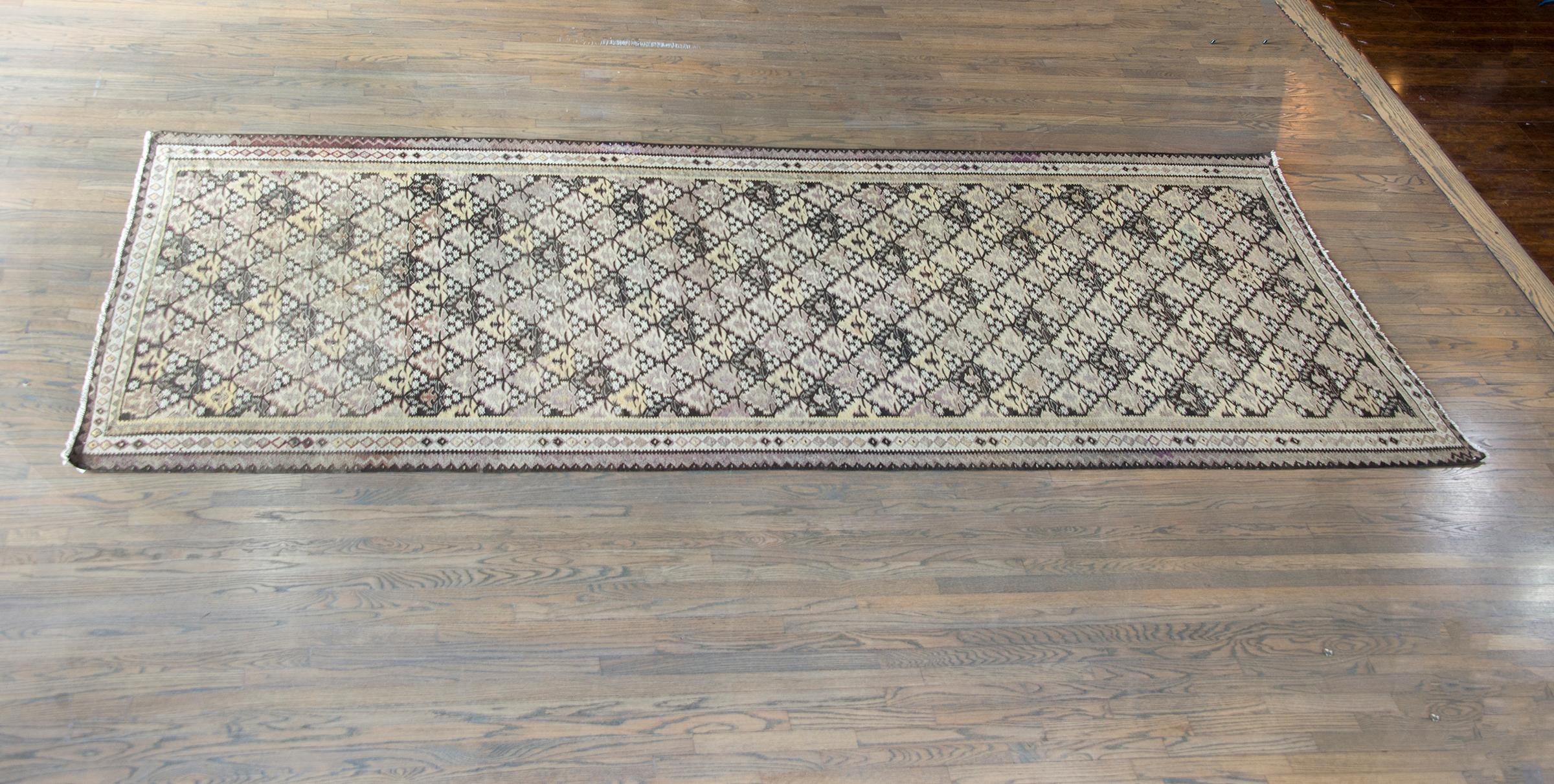 Early 20th Century Persian Qazvin Kilim Rug For Sale 11