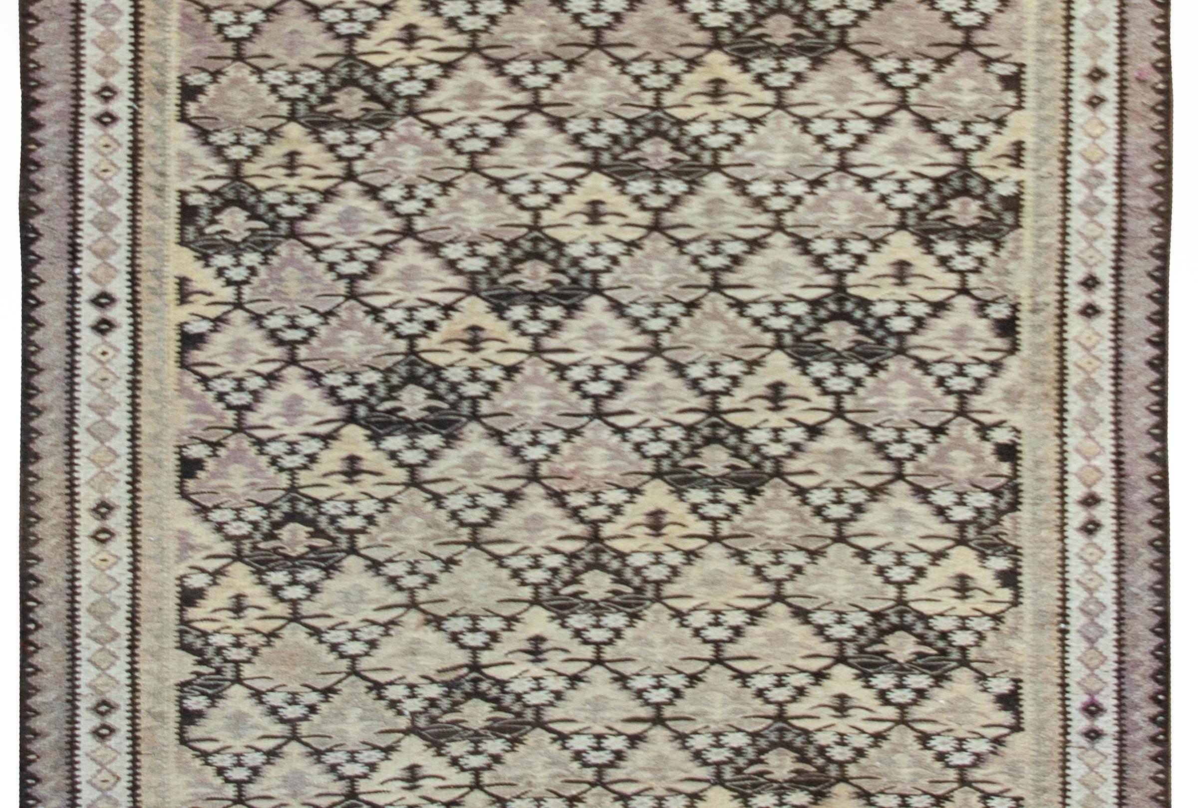 Ein schöner persischer Qazvin-Kilim-Teppich aus dem frühen 20. Jahrhundert mit einem Lebensbaum-Muster, das in abwechselnden farbigen Streifen in verschiedenen Farben, darunter Violett, Gold, Weiß und Schwarz, gewebt und von geometrisch gemusterten