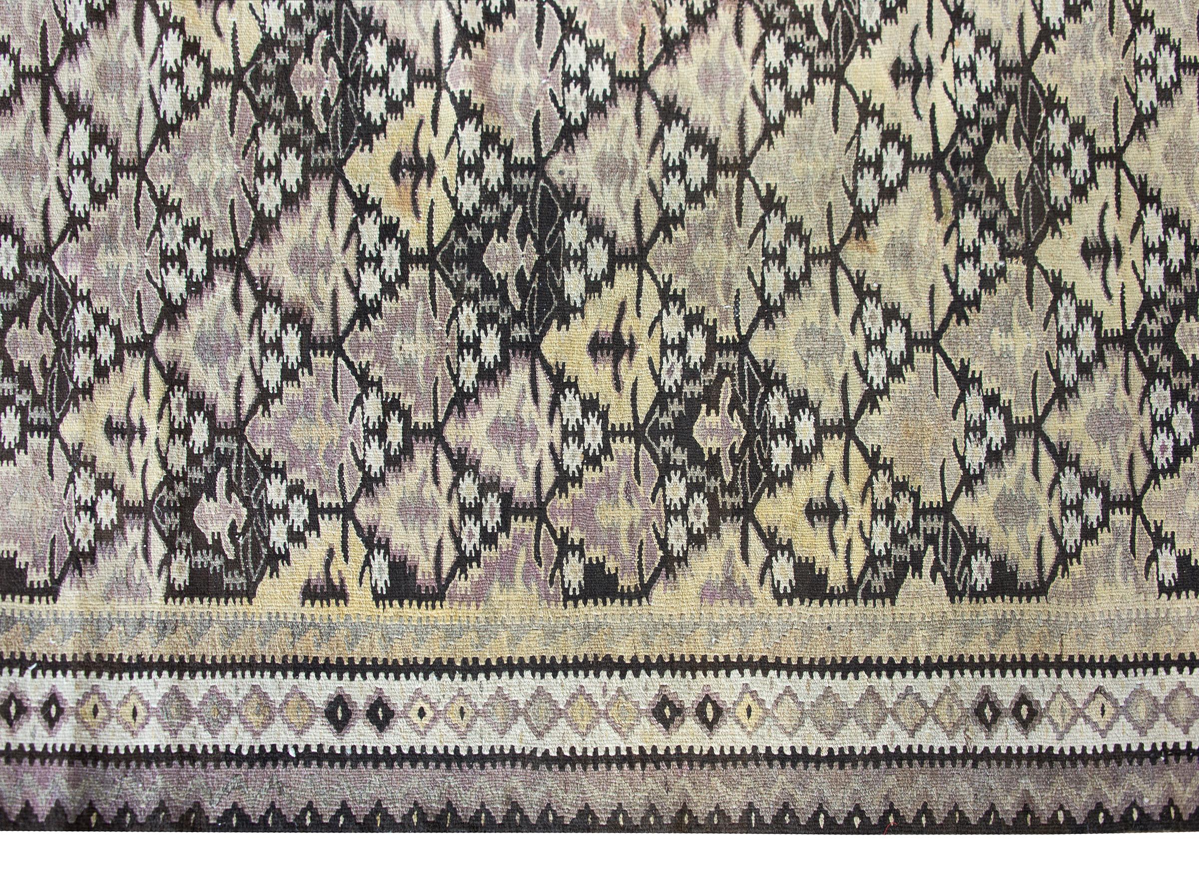 Persischer Qazvin-Kelim-Teppich des frühen 20. Jahrhunderts im Zustand „Gut“ im Angebot in Chicago, IL